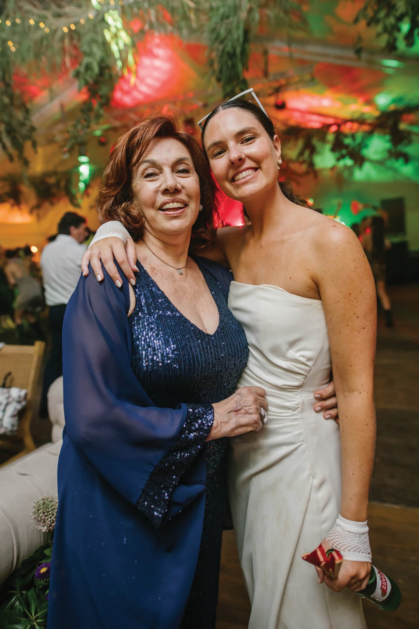 Solana, con su abuela, la querida Nora Cárpena. La actriz asistió a la fiesta junto con su hermana Claudia y se ubicó cerca de la pista. “Estaba feliz. Fue una de las últimas en irse”, contó Solana