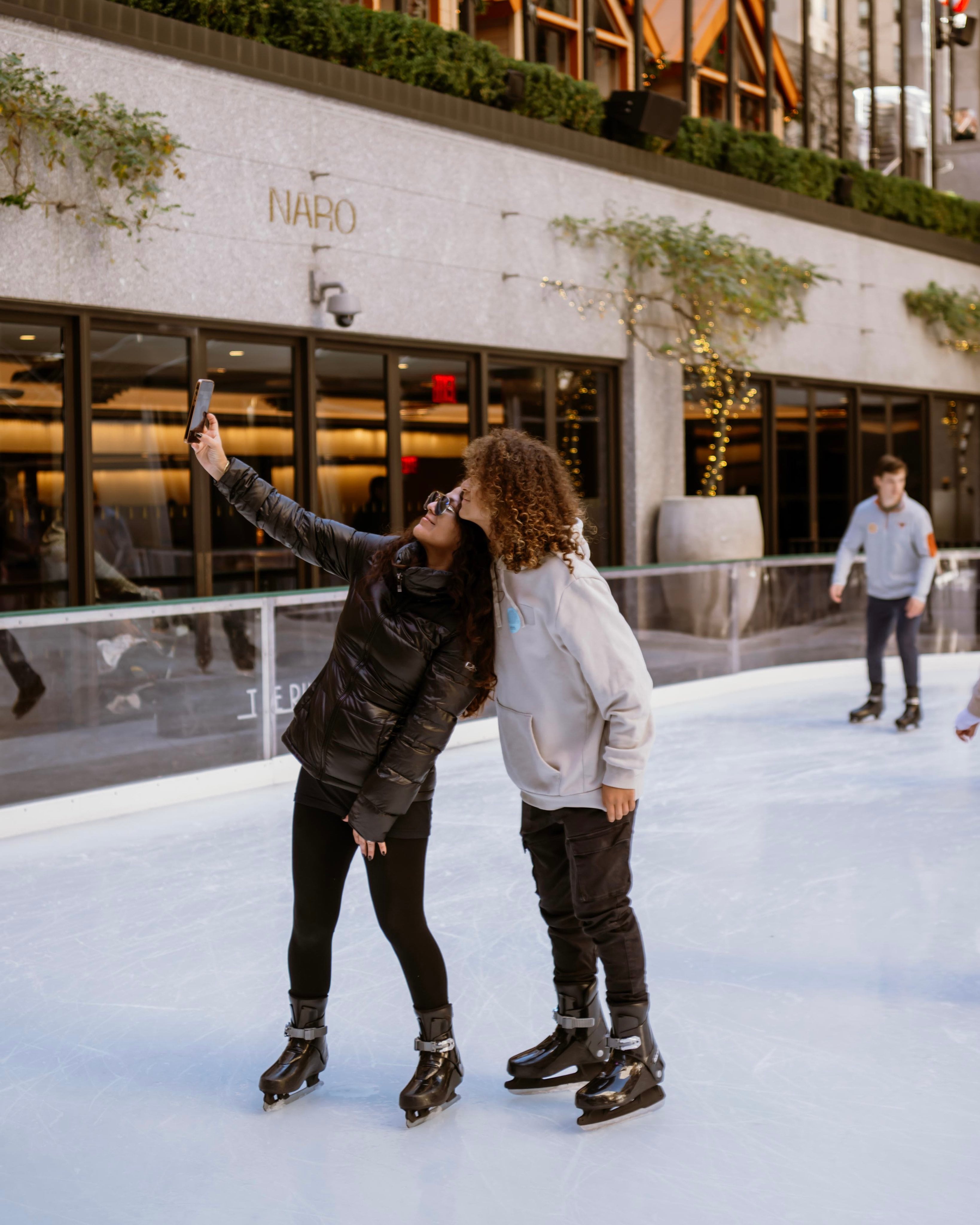 En qué canal ver en vivo el encendido del árbol de Navidad del Rockefeller Center hoy, 3 de diciembre de 2025 7 El árbol de Navidad del Rockefeller Center se ubica junto a la pista de patinaje (X @rockcenternyc)