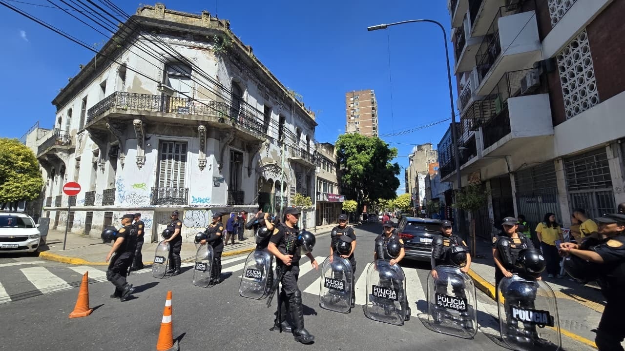 Once: desalojaron un edificio que estuvo usurpado durante seis años por cartoneros