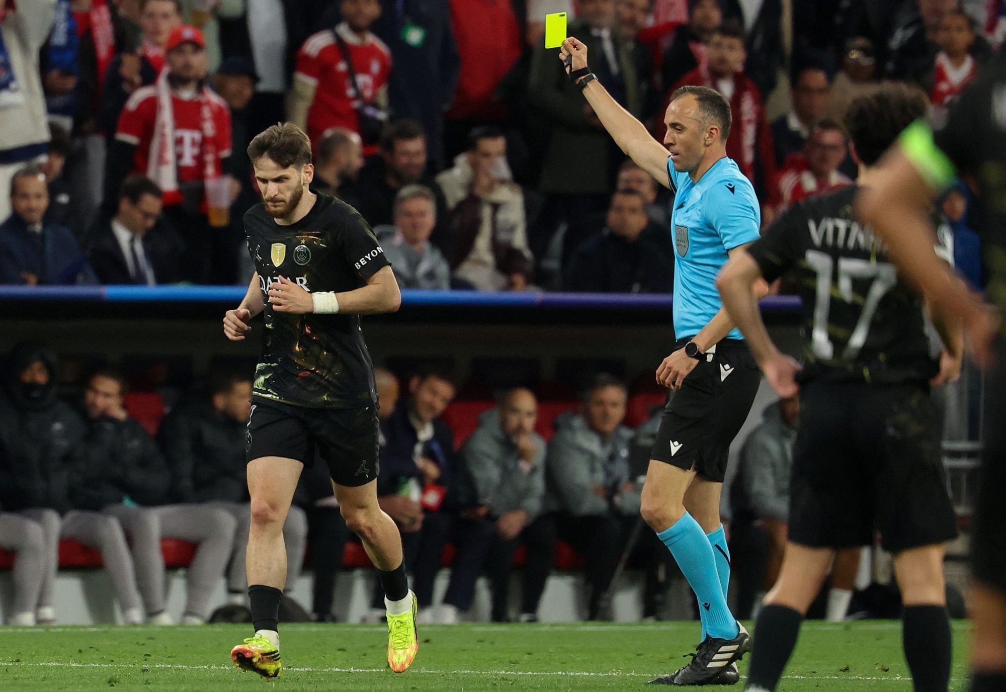 El referí Joao Pinheiro durante un partido de la Champions League
