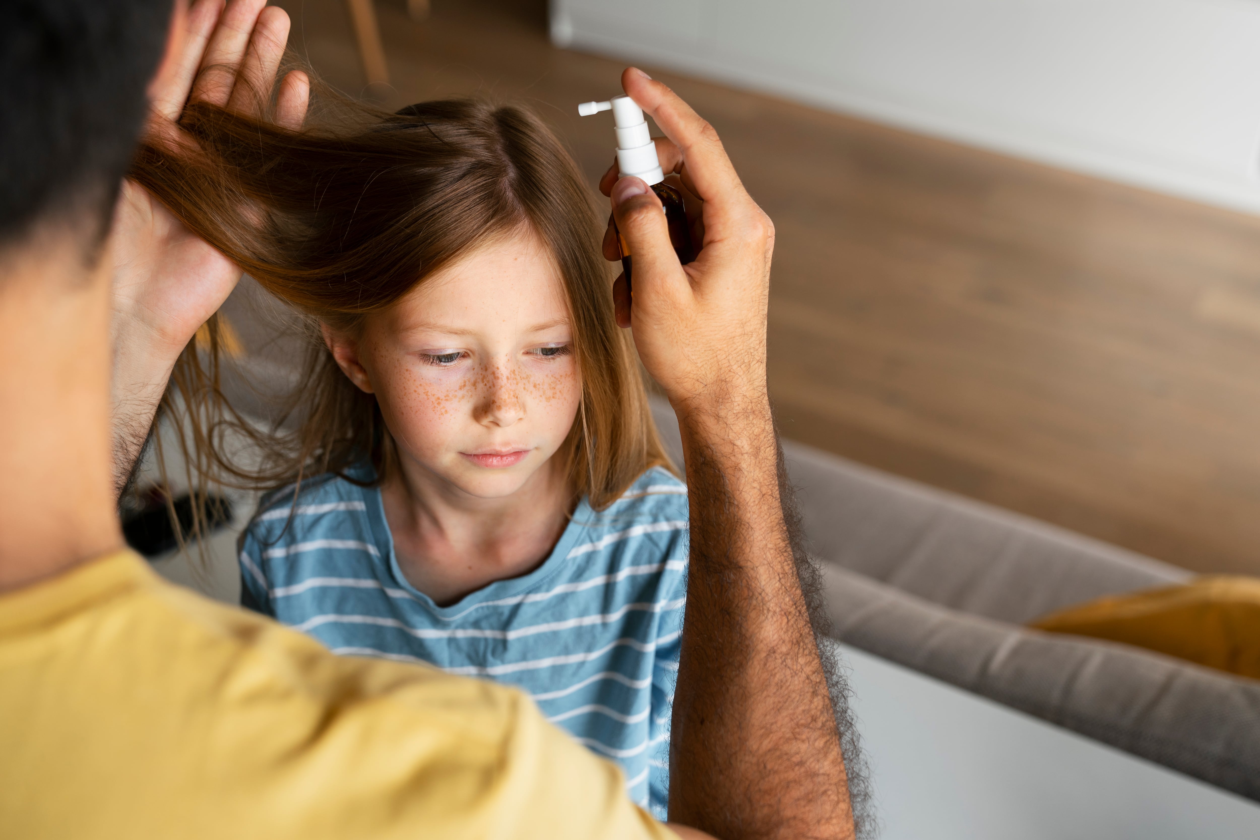 Existen diferentes remedios caseros recomendados por pediatras para combatir los piojos y las liendres en niños