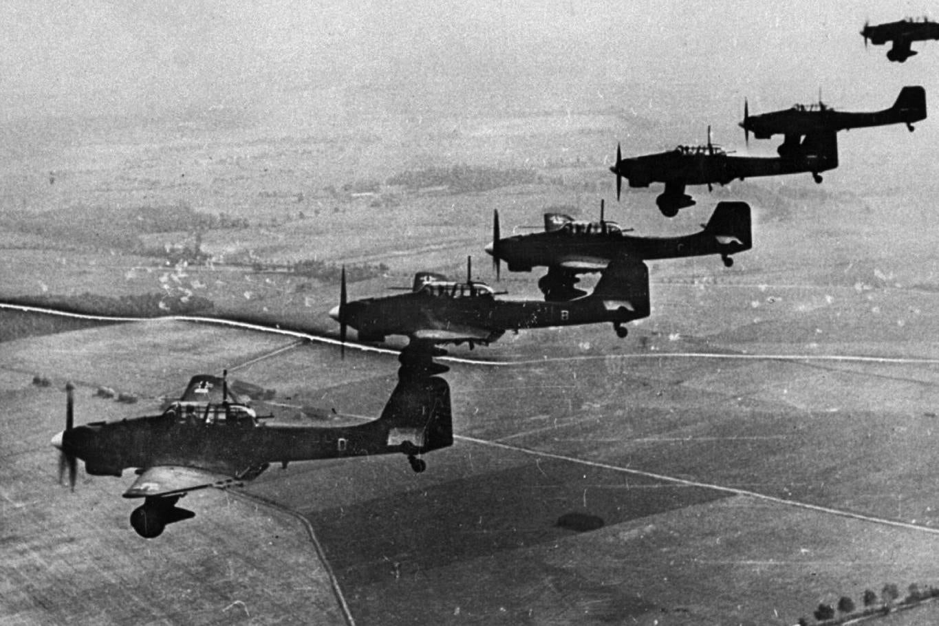 El as de la aviación alemana, ferviente defensor del nazismo, que contrató Perón para fabricar el Pulqui II 9 Los Ju 87 o Stukas eran bombarderos en picada que pertenecían a la Luftwaffe, es decir, la Fuerza Aérea de Alemania