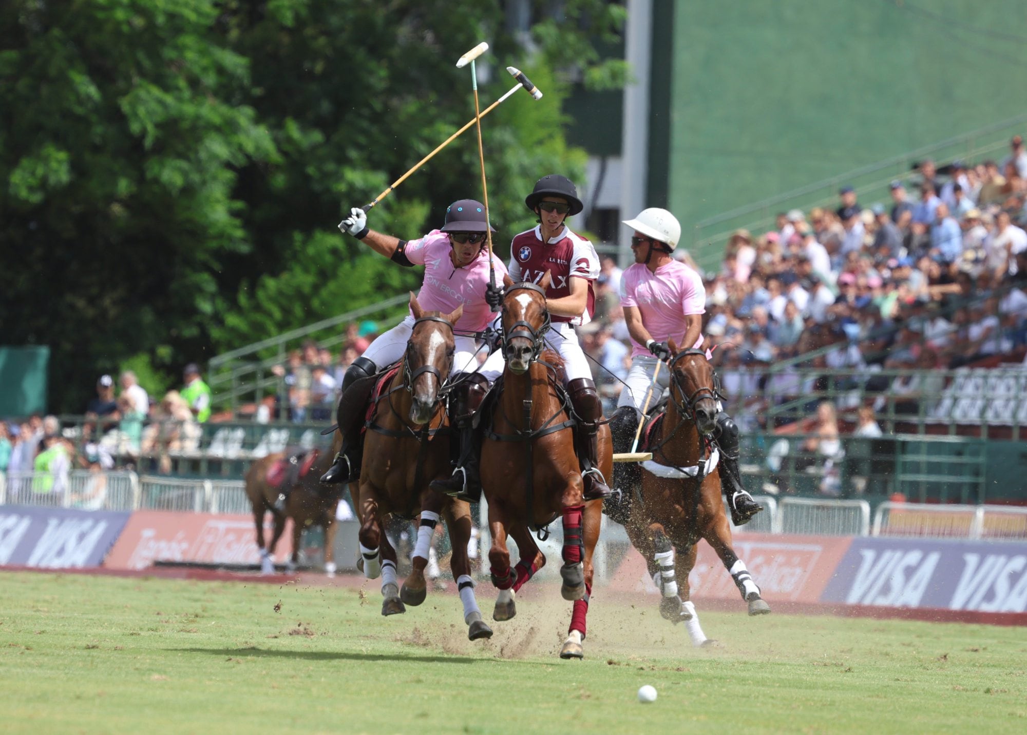 Beltrán Laulhé intenta avanzar, seguido perseguido por Vercellino y Magrini
