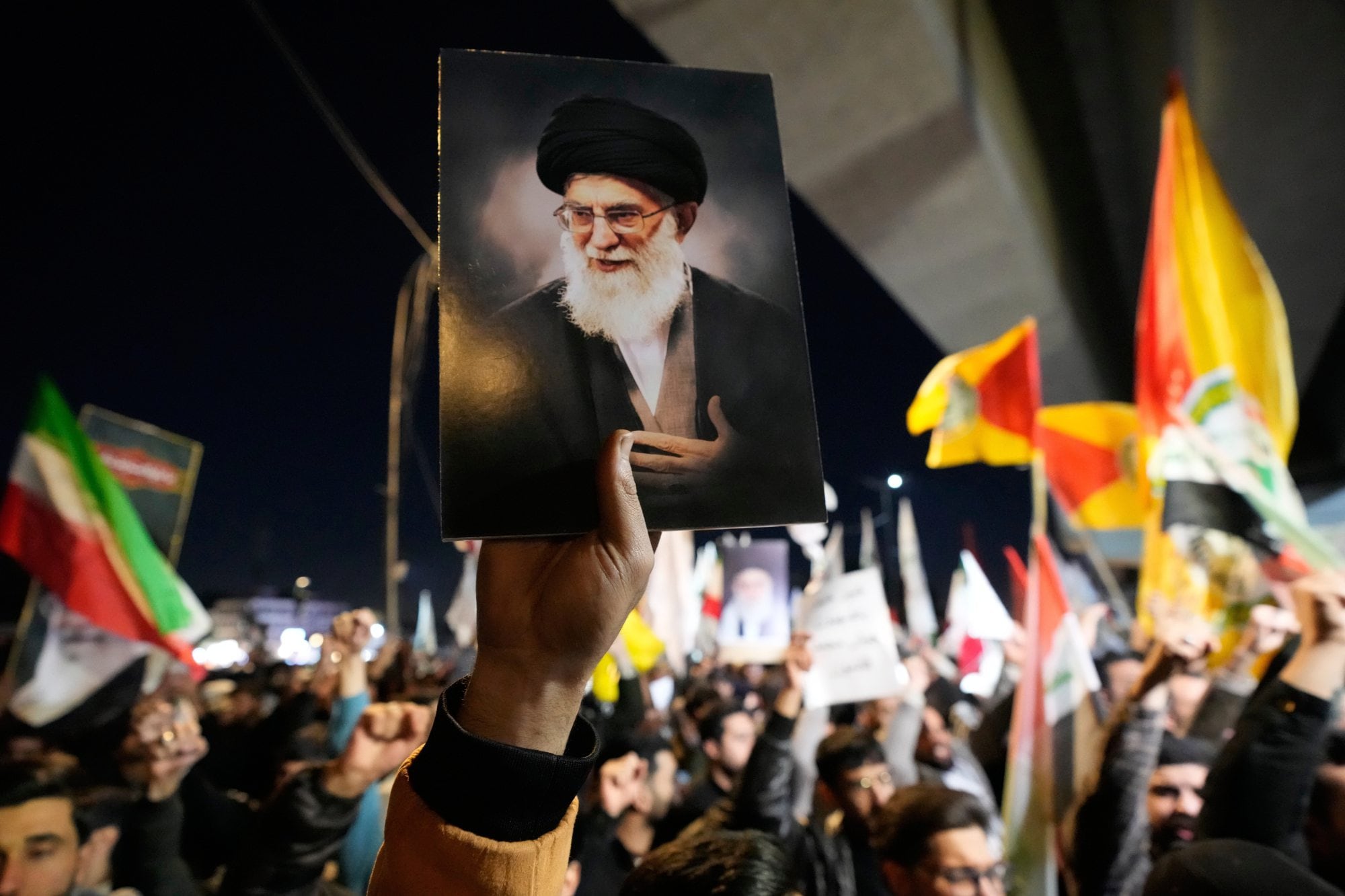 Un manifestante sostiene un retrato del ayatollah Ali Khamenei durante una protesta contra los ataques de Estados Unidos e Israel, en Bagdad, Irak, el 28 de febrero de 2026