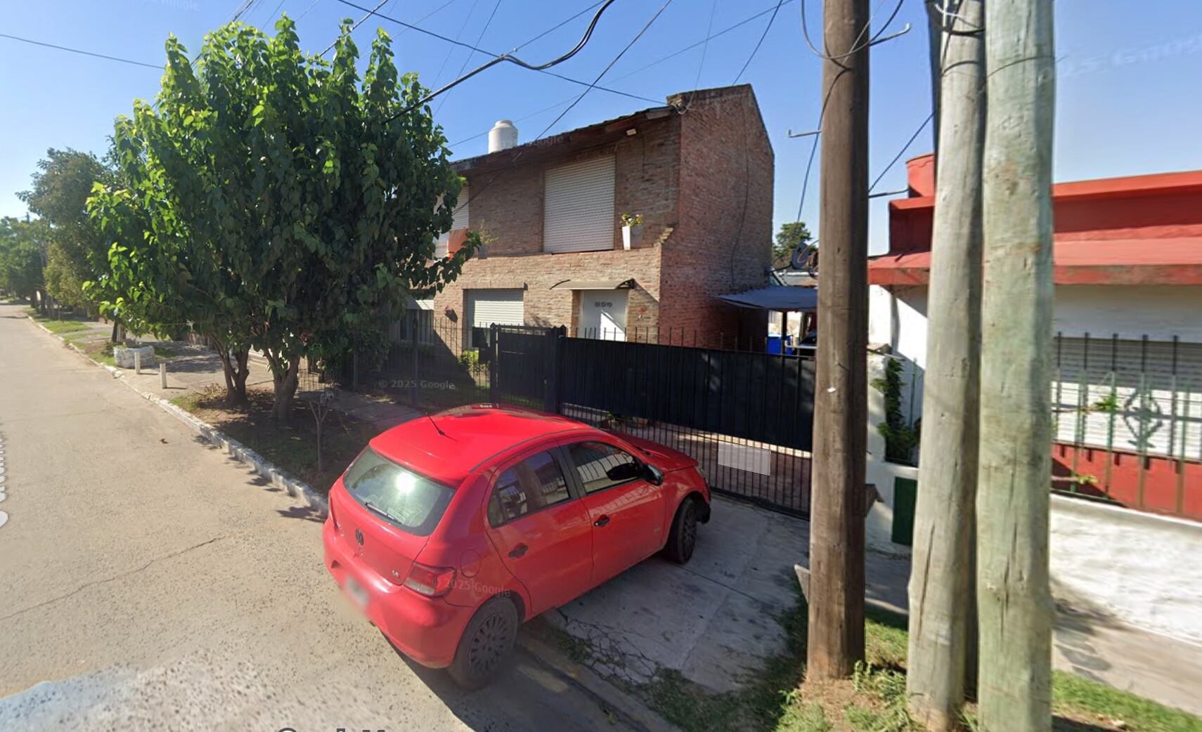 El frente de la casa del supuesto dueño de Construcciones TAR, en la localidad de Moreno.