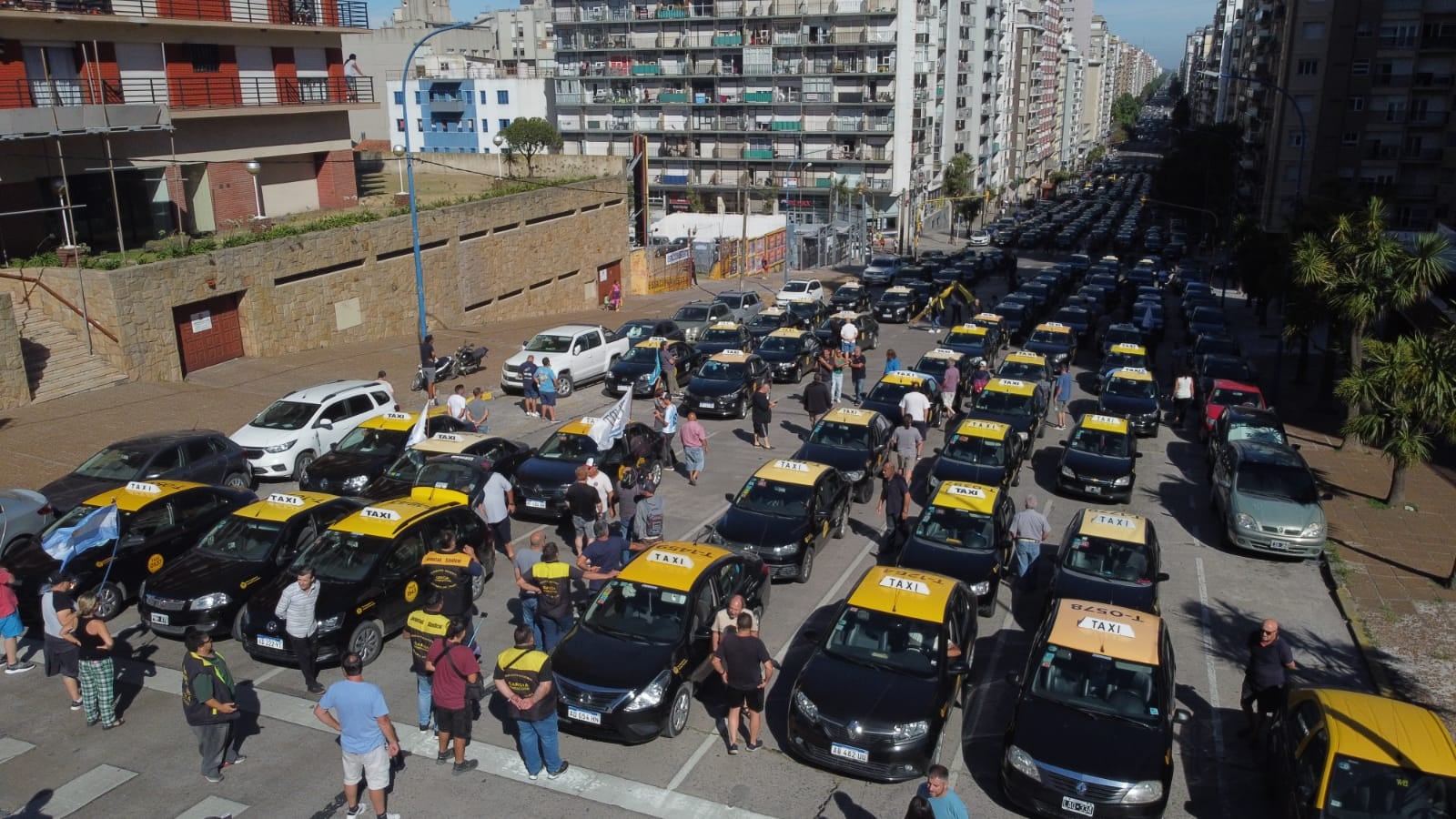 Días atrás, la Federación Nacional de Conductores de Taxi y Delegación Mar del Plata manifestó su fuerte rechazo al proyecto presentado por el bloque de La Libertad Avanza, que propone unificar el sistema de taxis y apps de transporte.