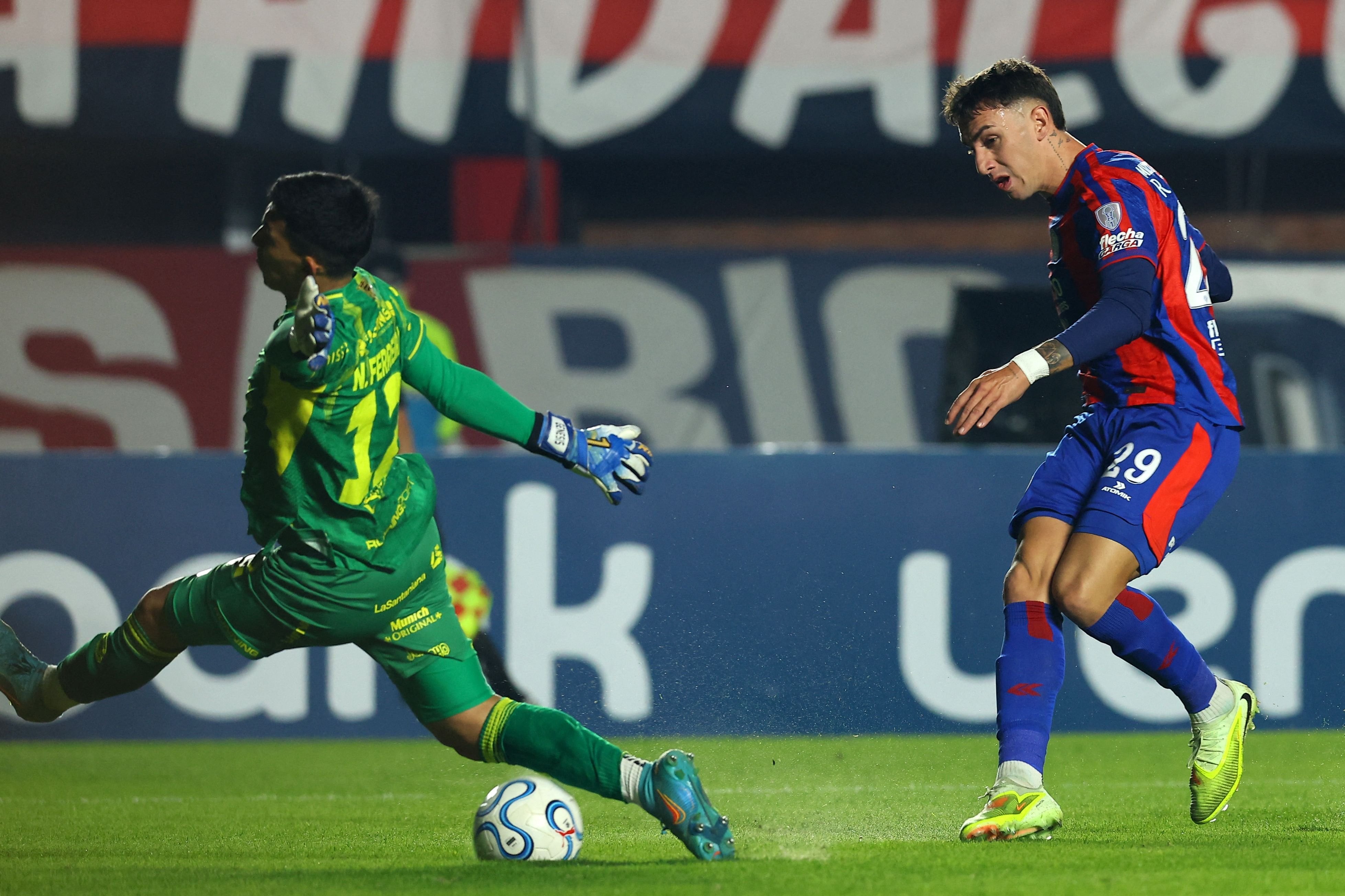Nelson Ferreira, figura del partido, bloquea el remate de Rodrigo Auzmendi; el arquero de Recoleta FC, de Paraguay, fue infranqueable para los ataques de San Lorenzo