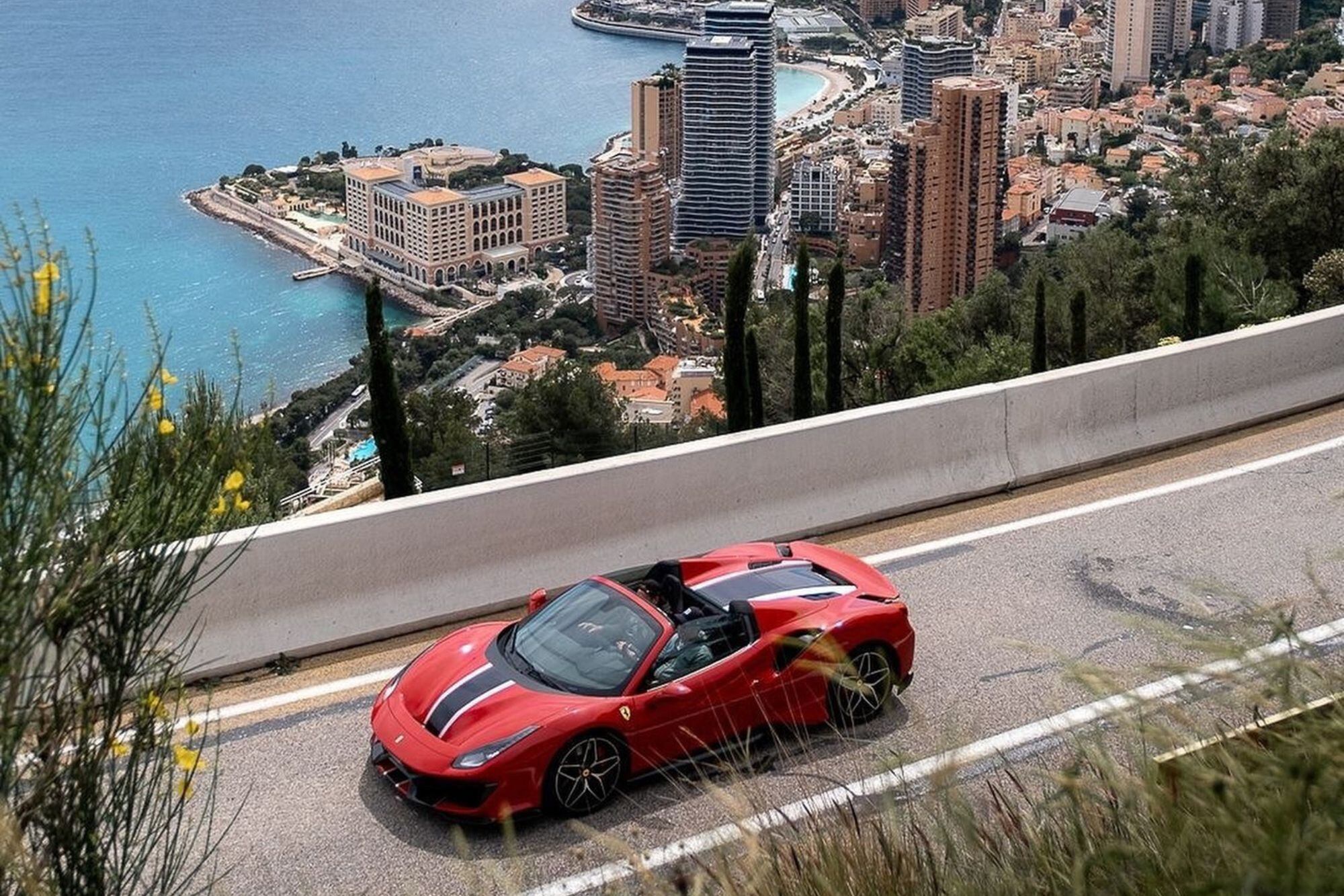 Los autos de lujo son uno de los mayores atractivos de la ciudad