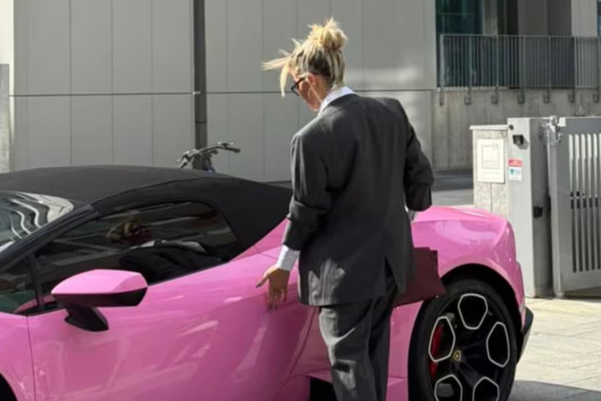 Wanda Nara llegando a su divorcio en Italia con un Lamborghini Huracan Spyder rosa