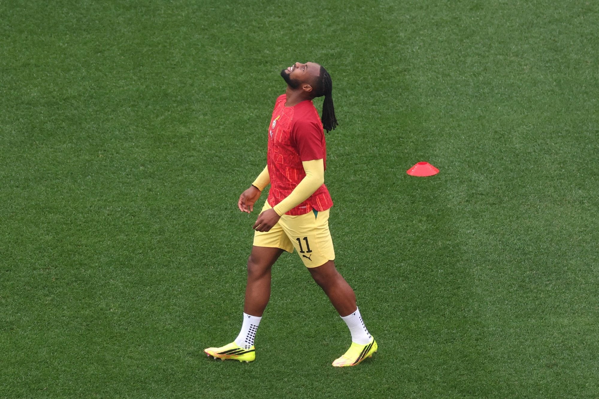 El delantero ghanés Antoine Semenyo realiza el calentamiento previo en el césped del Estadio Filadelfia