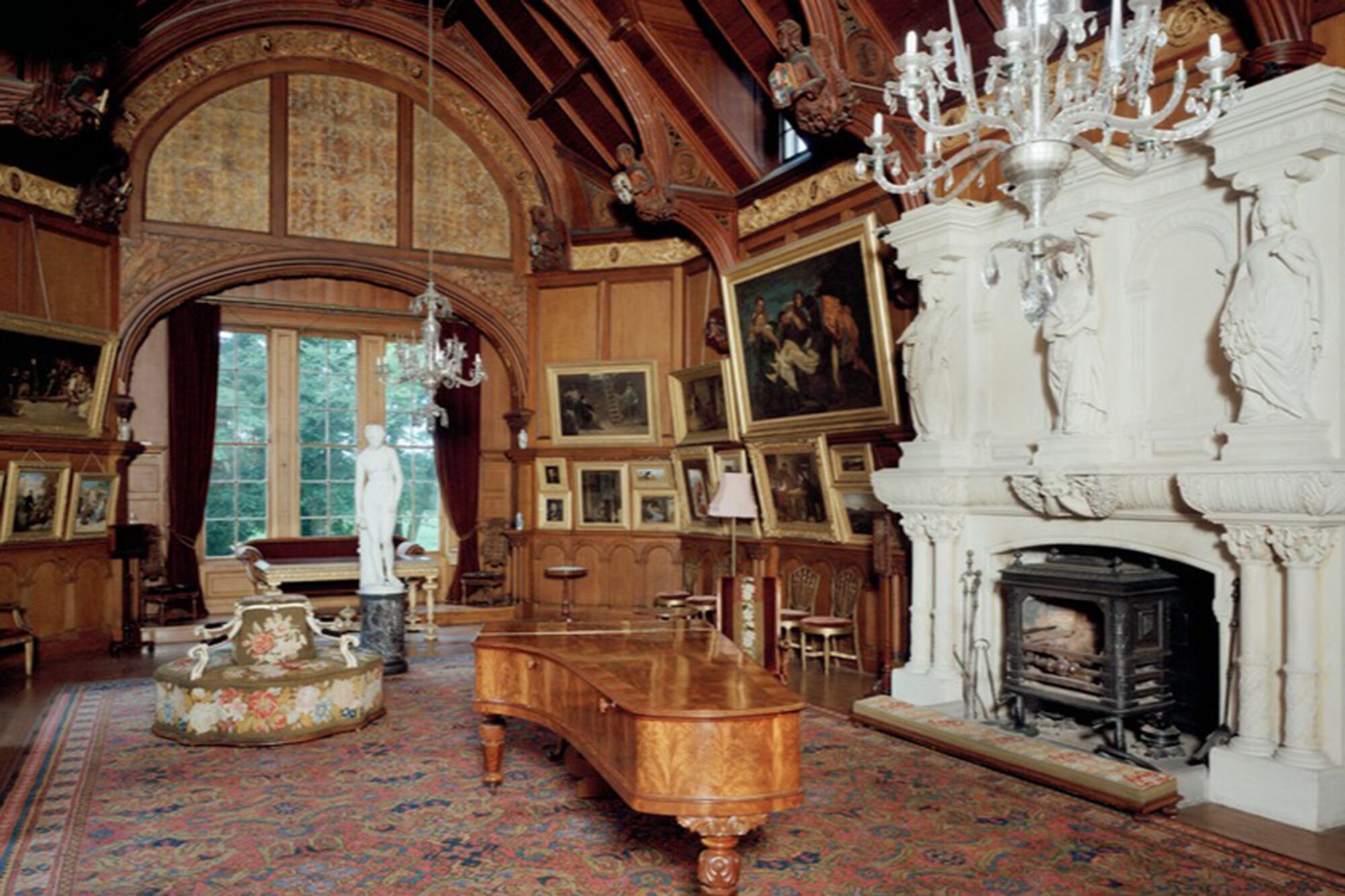 El interior de la Hospitalfield House, con arquitectura gótica y decoración de época