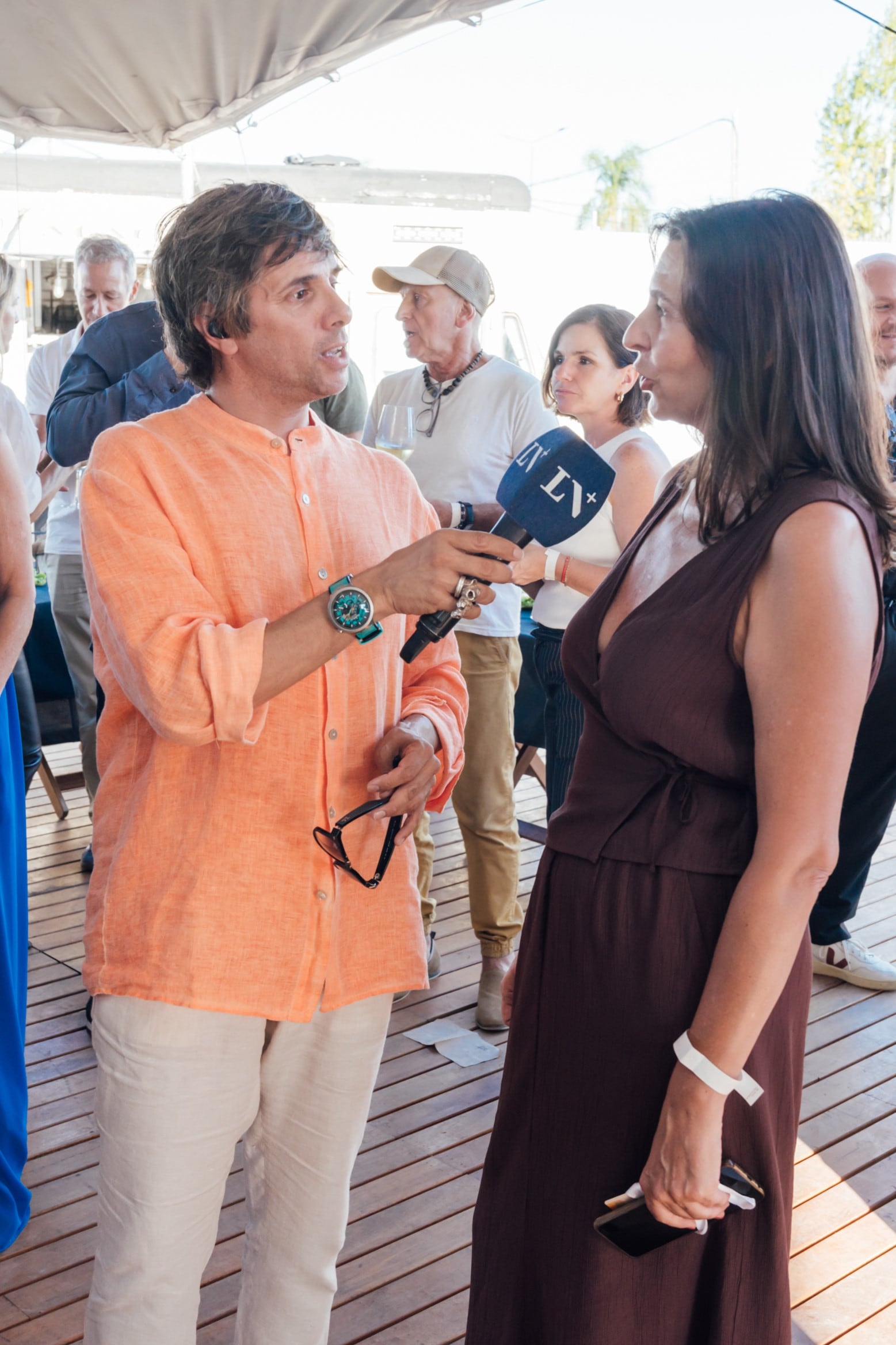 Mirá las fotos de la inauguración de Experiencia Living en Remeros Beach 24 Robertito Funes Ugarte, entrevistando a Mariana Kratochwil para LN+