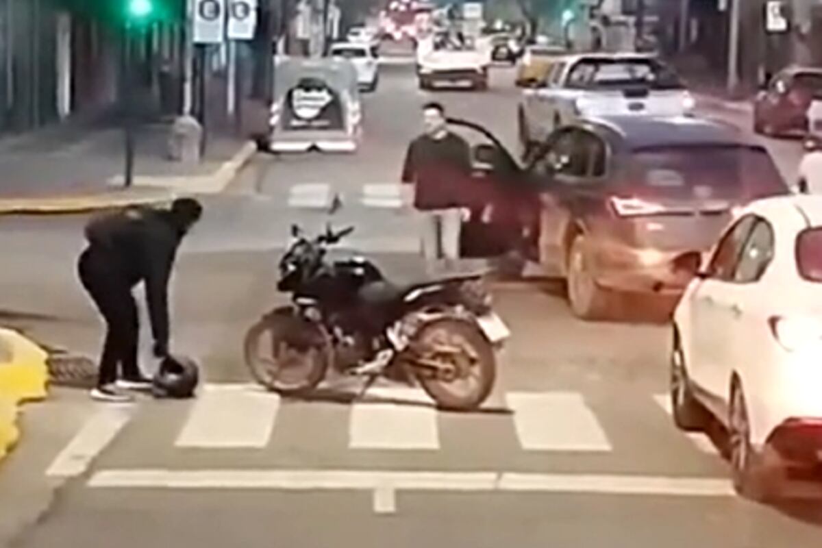 Un conductor bajó de su auto para discutir, olvidó poner el freno de mano y provocó un choque en Neuquén