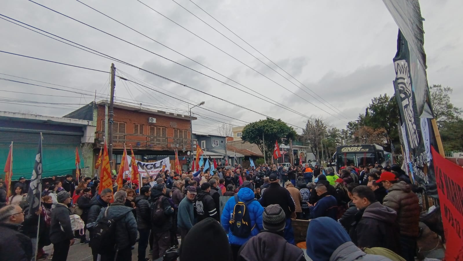 Columnas gremiales se acercaron a respaldar a los despedidos, al cumplirse seis meses del cierre de FATE