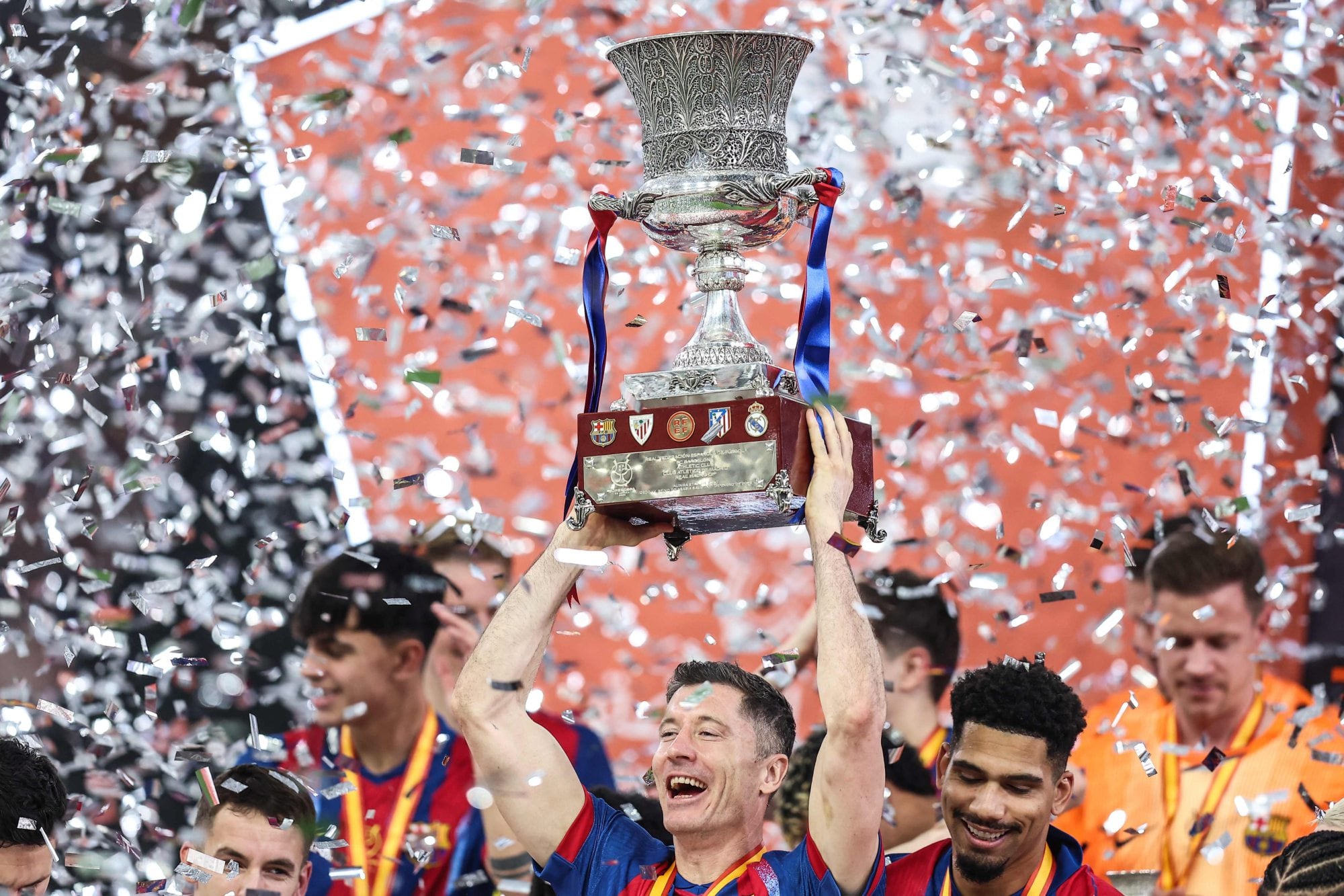 Lewandowski levanta el trofeo de la Supercopa de España, conquistado en enero ante Real Madrid, en Jeddah