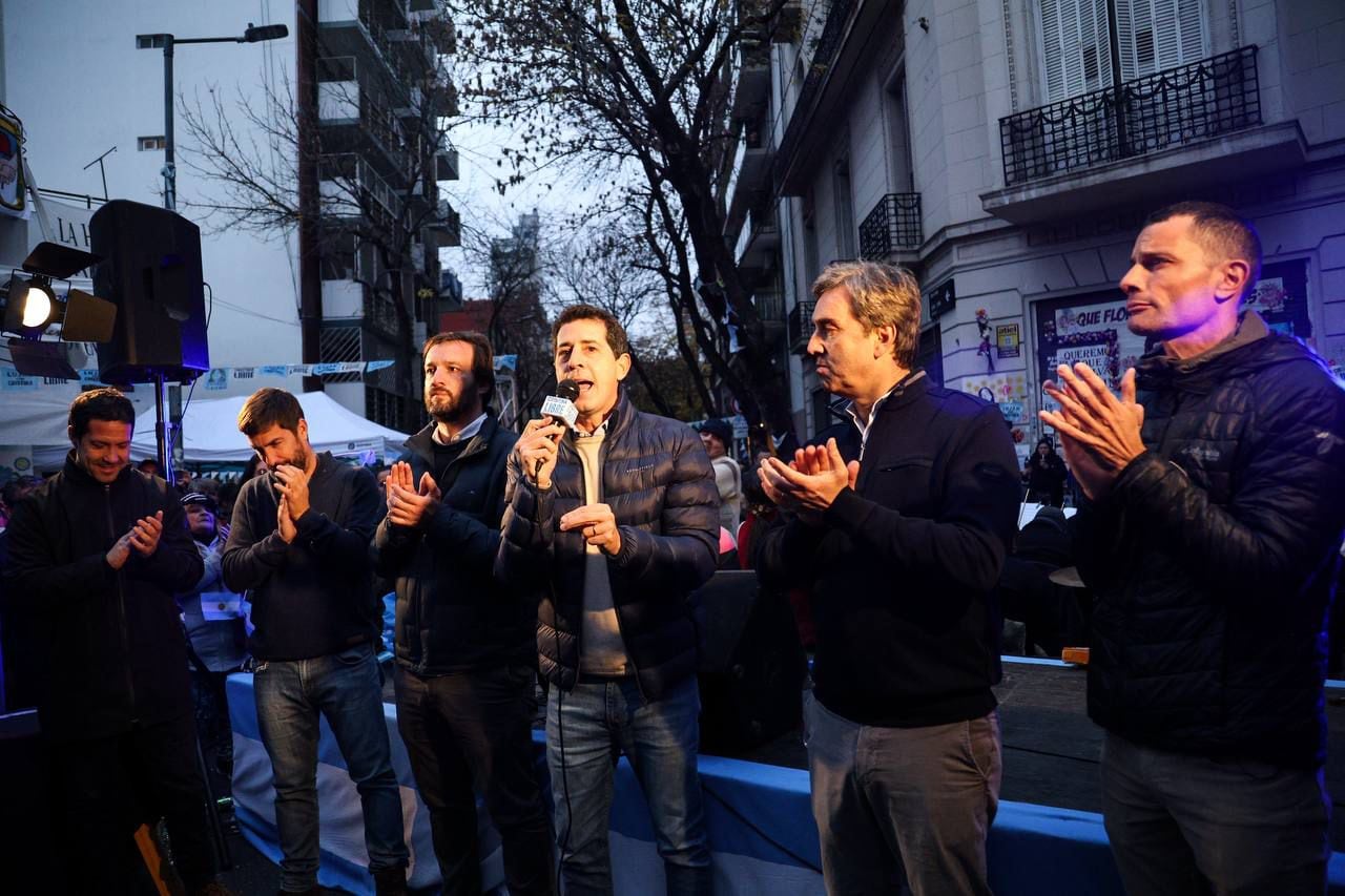 De Pedro, con los intendentes Ustarroz (Mercedes), Boto (Luján) y García (General Rodríguez), el 27 de mayo