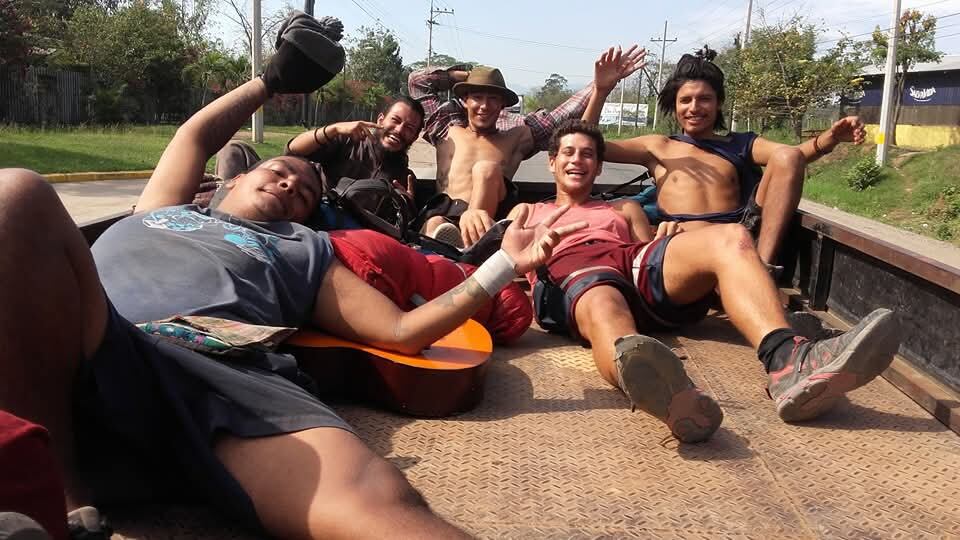 Con amigos que se hizo durante su viaje (Foto: Gentileza Jerónimo Weich)