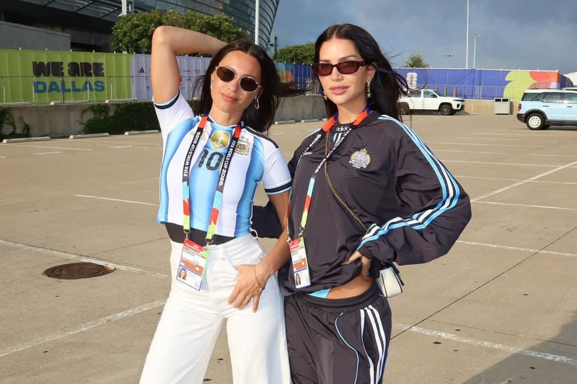 Body celeste y camiseta titular: los impactantes looks de Pampita y Zaira Nada para Argentina vs. Austria