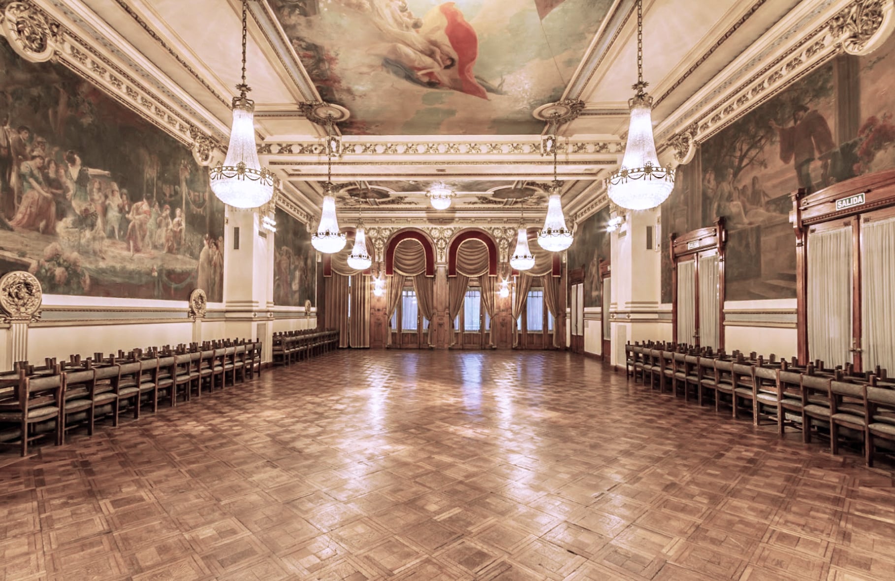 El amplísimo salón Imperial en estilo rococó