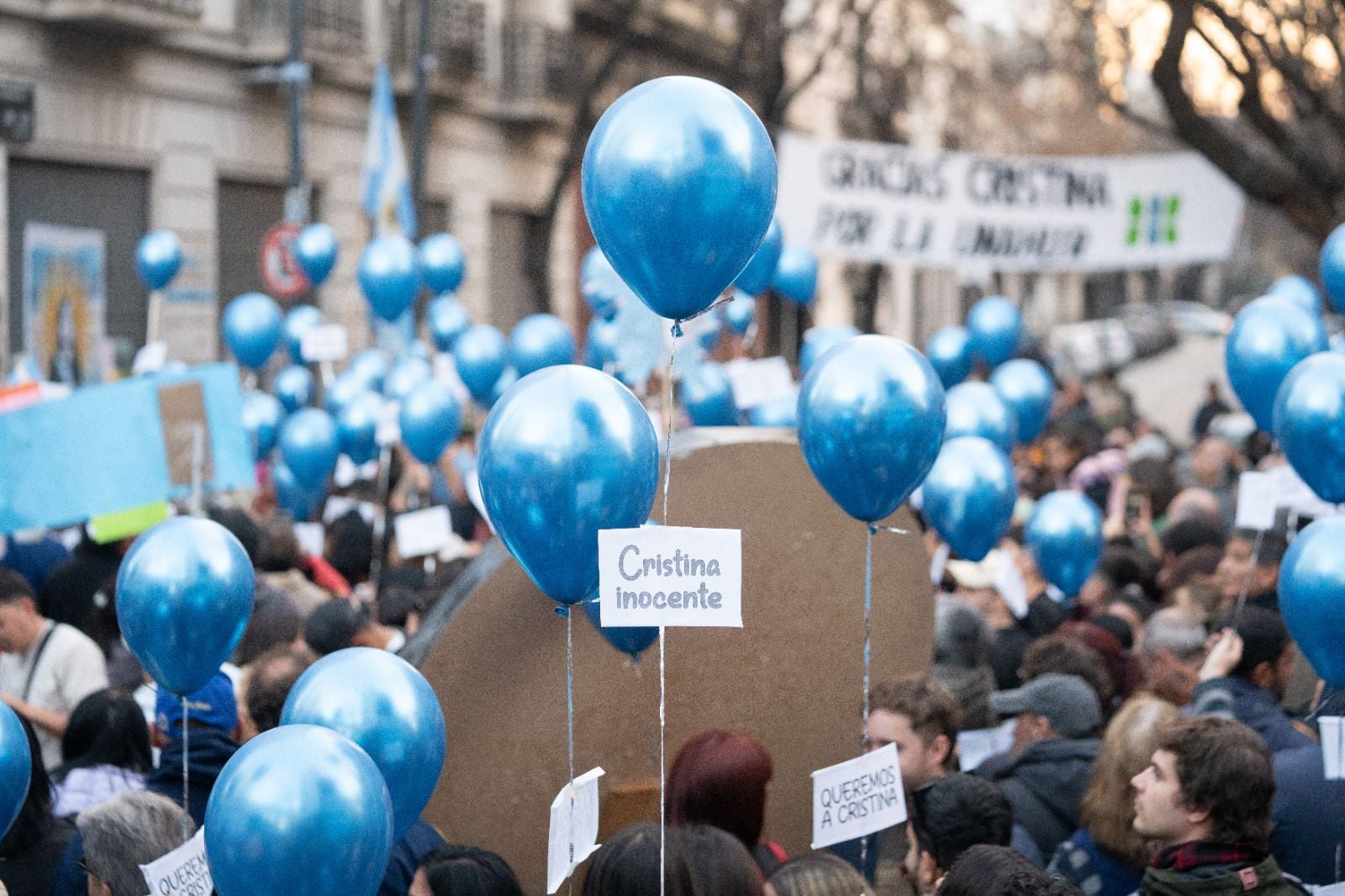 El homenaje a CFK incluyó una suelta de globos con la consigna: