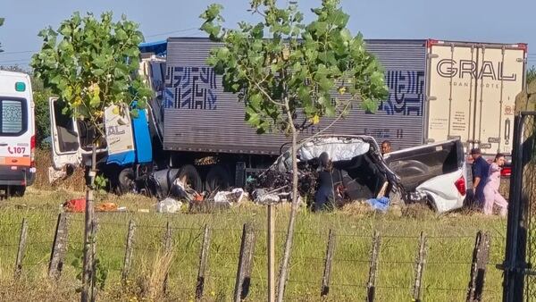 Suben a cuatro los muertos por el choque frontal entre un camión y una camioneta en la ruta 18 5 Tres personas murieron en un choque frontal entre un camión y una camioneta en Entre Ríos