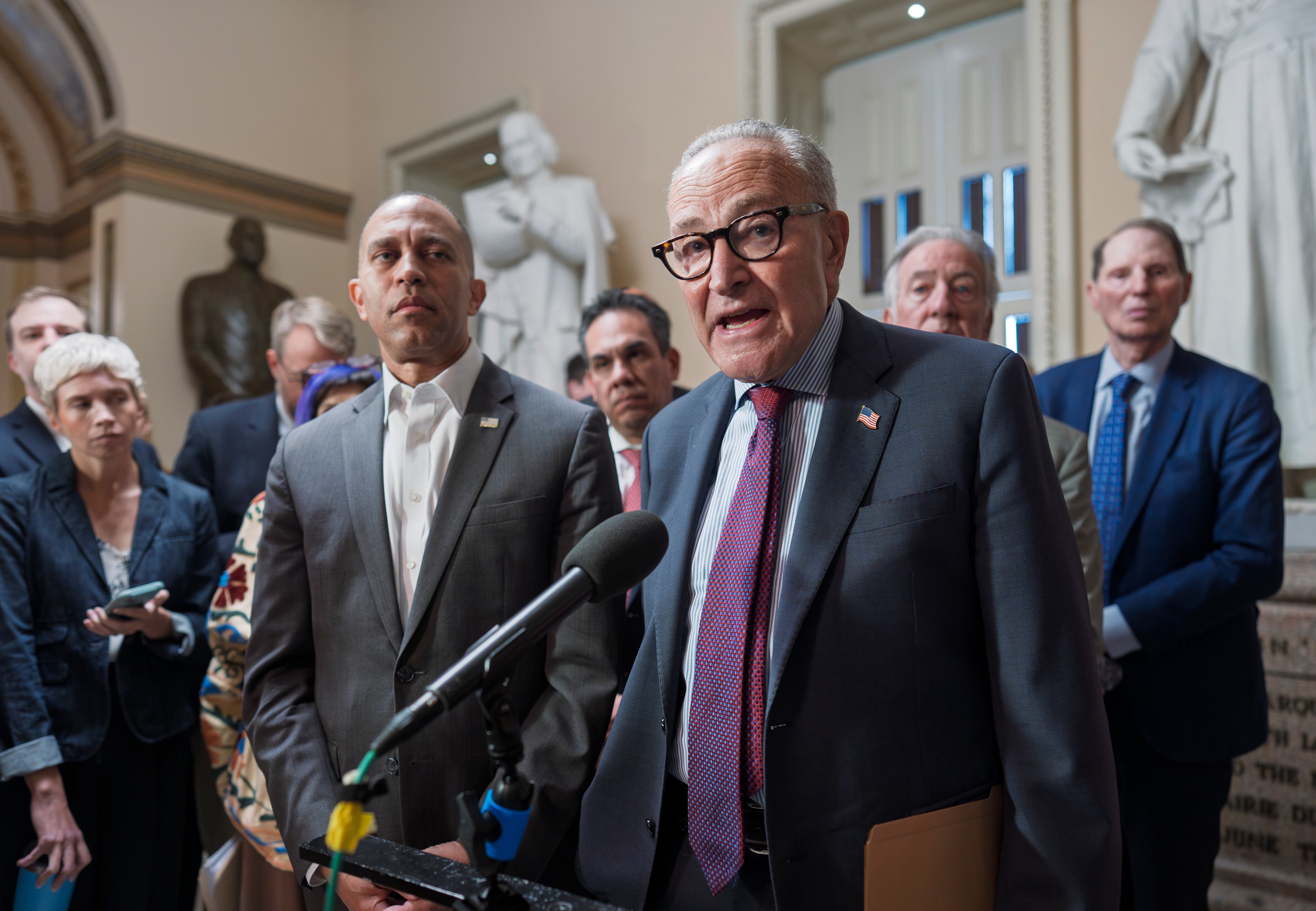 EE.UU. rompe el récord del “shutdown” del gobierno más largo de su historia en la noche de las elecciones 9 El líder de la minoría del Senado, el demócrata Chuck Schumer