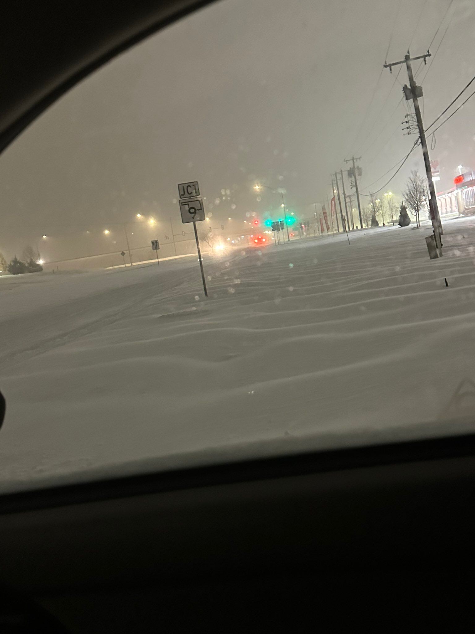 Classen Blvd completamente cubierta de nieve al igual que todas las carreteras en el sur de la ciudad Norman
