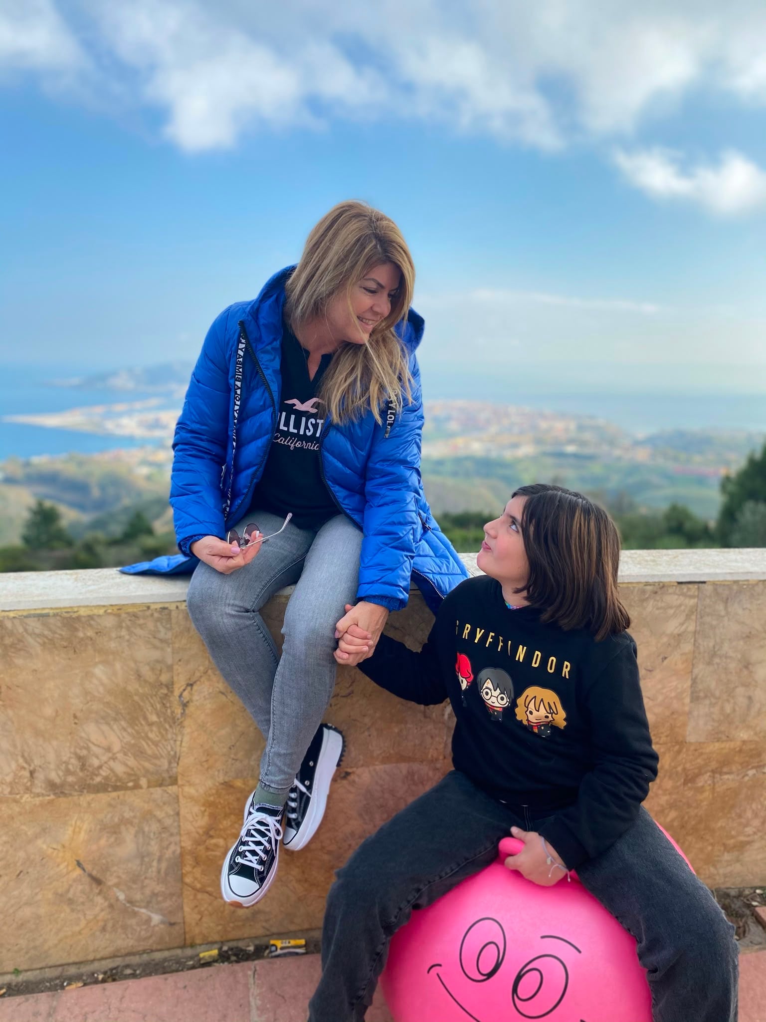 Julieta y su niña (de pequeña), detrás se ve Ceuta