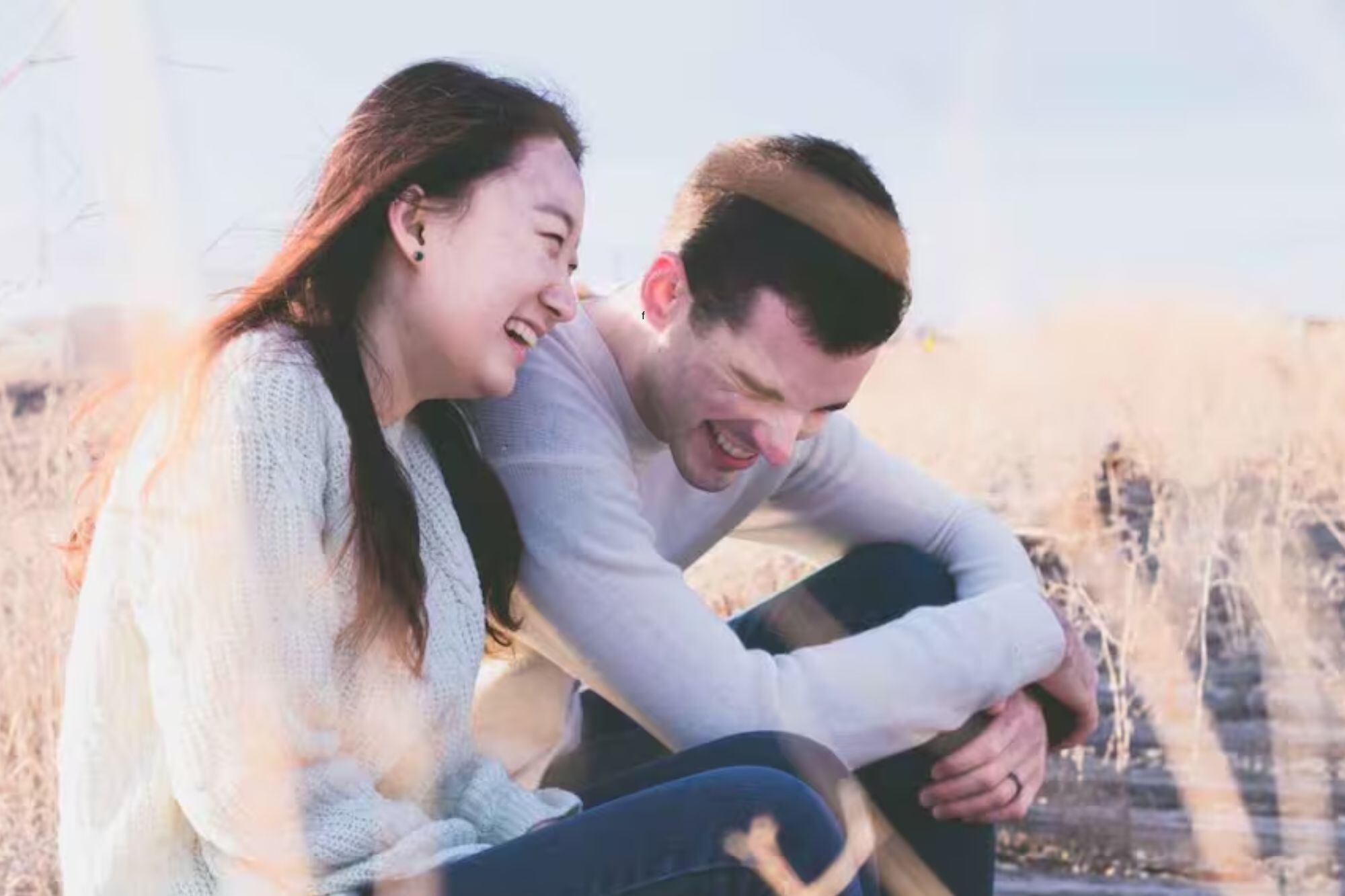 Cuando alguien inclina su cuerpo hacia adelante mientras está con alguien, indica que le gusta