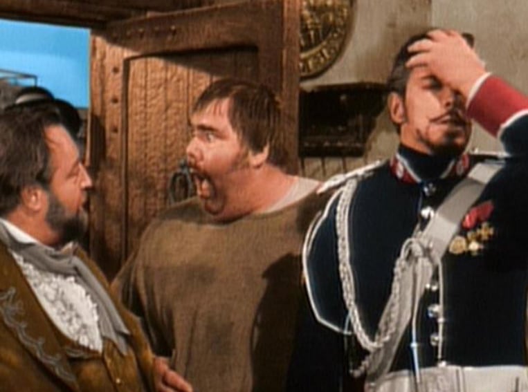 Britt Lomond en una escena junto a Henry Calvin (el Sargento García) / Foto: Captura de video