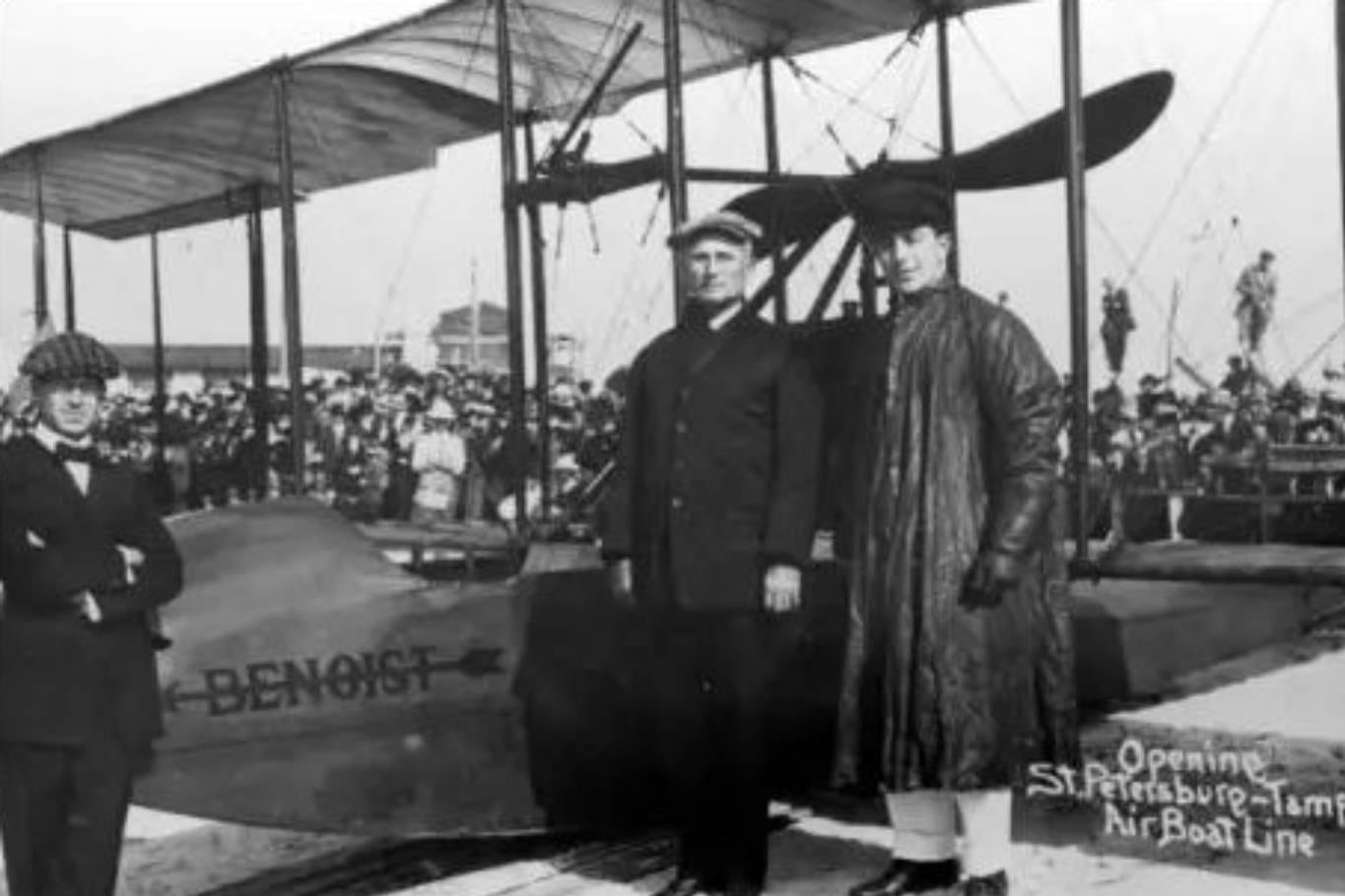 El primer vuelo comercial se realizó el 1 de enero de 1914 y el piloto, Tony Jannus, llevaba un solo pasajero, Abram S. Pheil