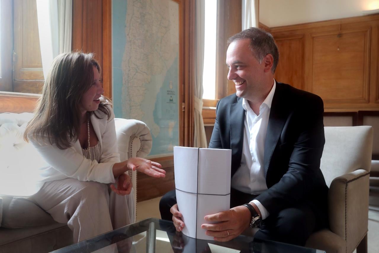 Manuel Adorni le entregó a Pilar Ramírez 66 proyectos para presentar en la Legislatura porteña