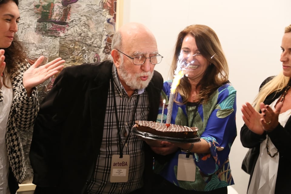 Luis “Yuyo” Noé festejó su cumpleaños 81 en el stand de la galería Rubbers en arteBA 2014, y fue homenajeado en la feria