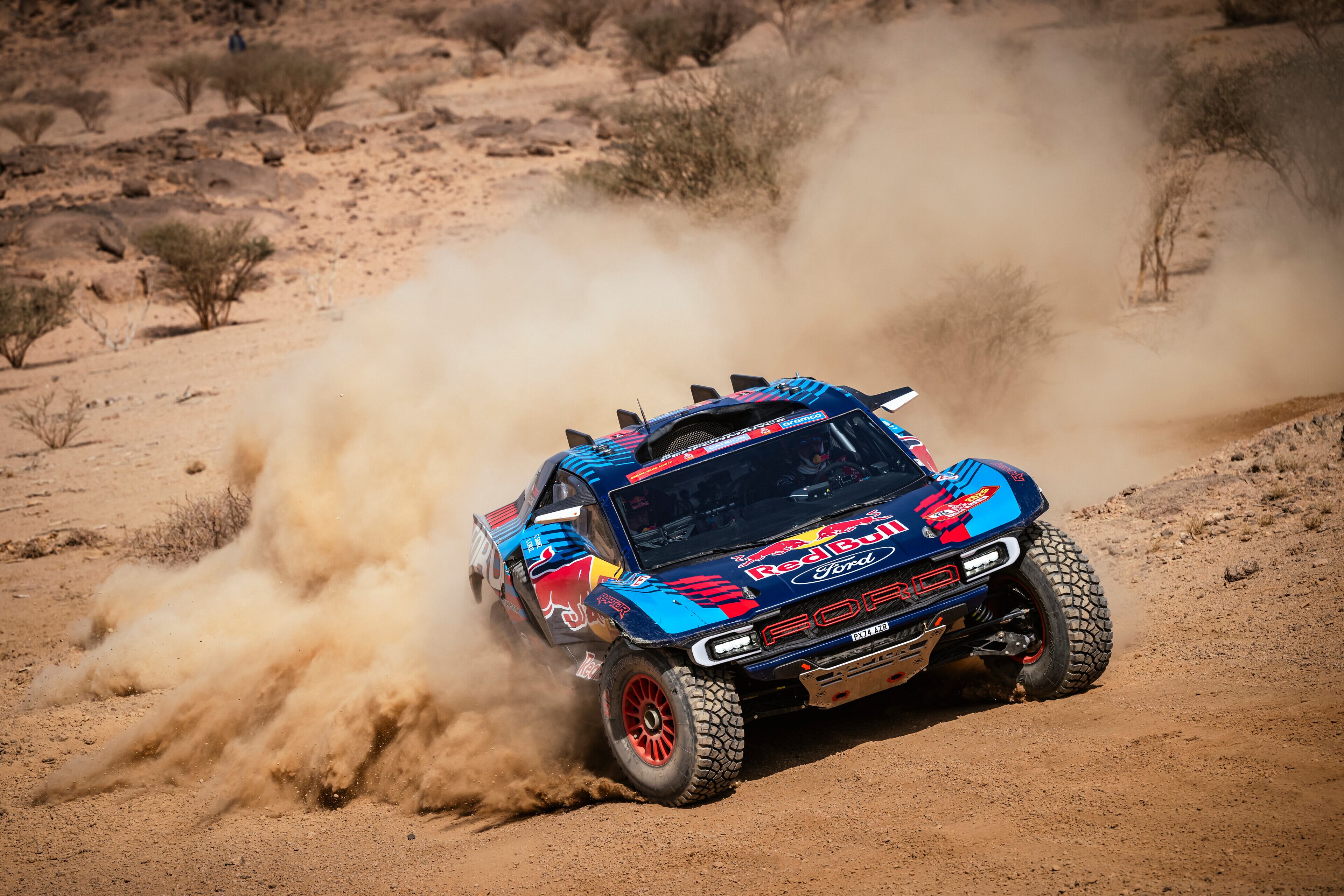 Carlos Sainz en el desierto árabe