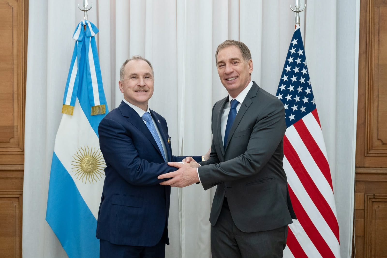 Santilli recibió al embajador de Trump, que se interesó por las reformas que el Gobierno impulsa en el Congreso