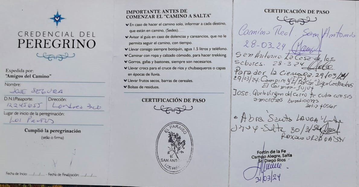 El pasaporte de los peregrinos, con los sellos de algunas de las escalas.