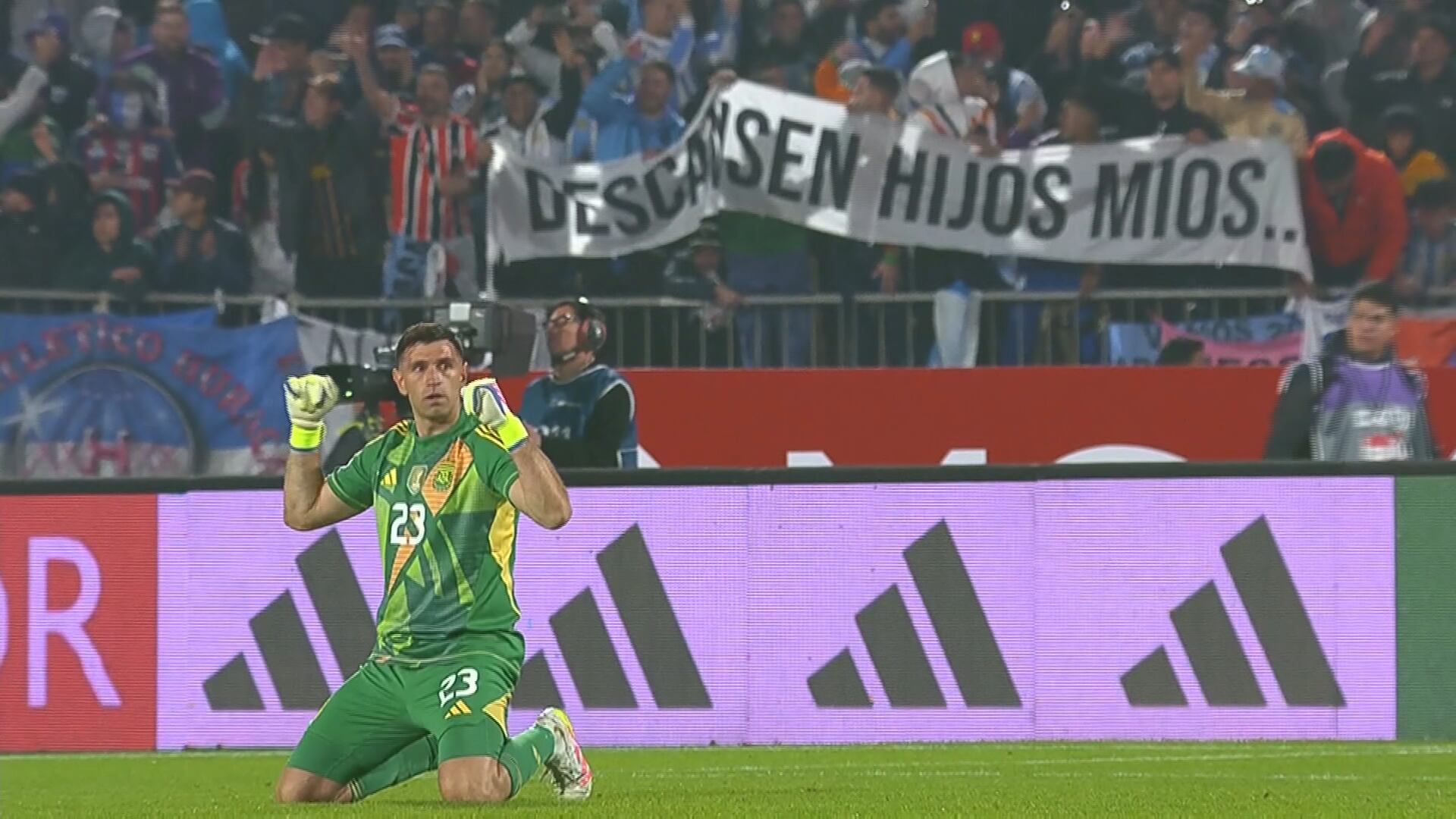 El festejo de Dibu Martínez y, detrás del arquero, la bandera burlona dedicada a Arturo Vidal por aquel posteo de 2017