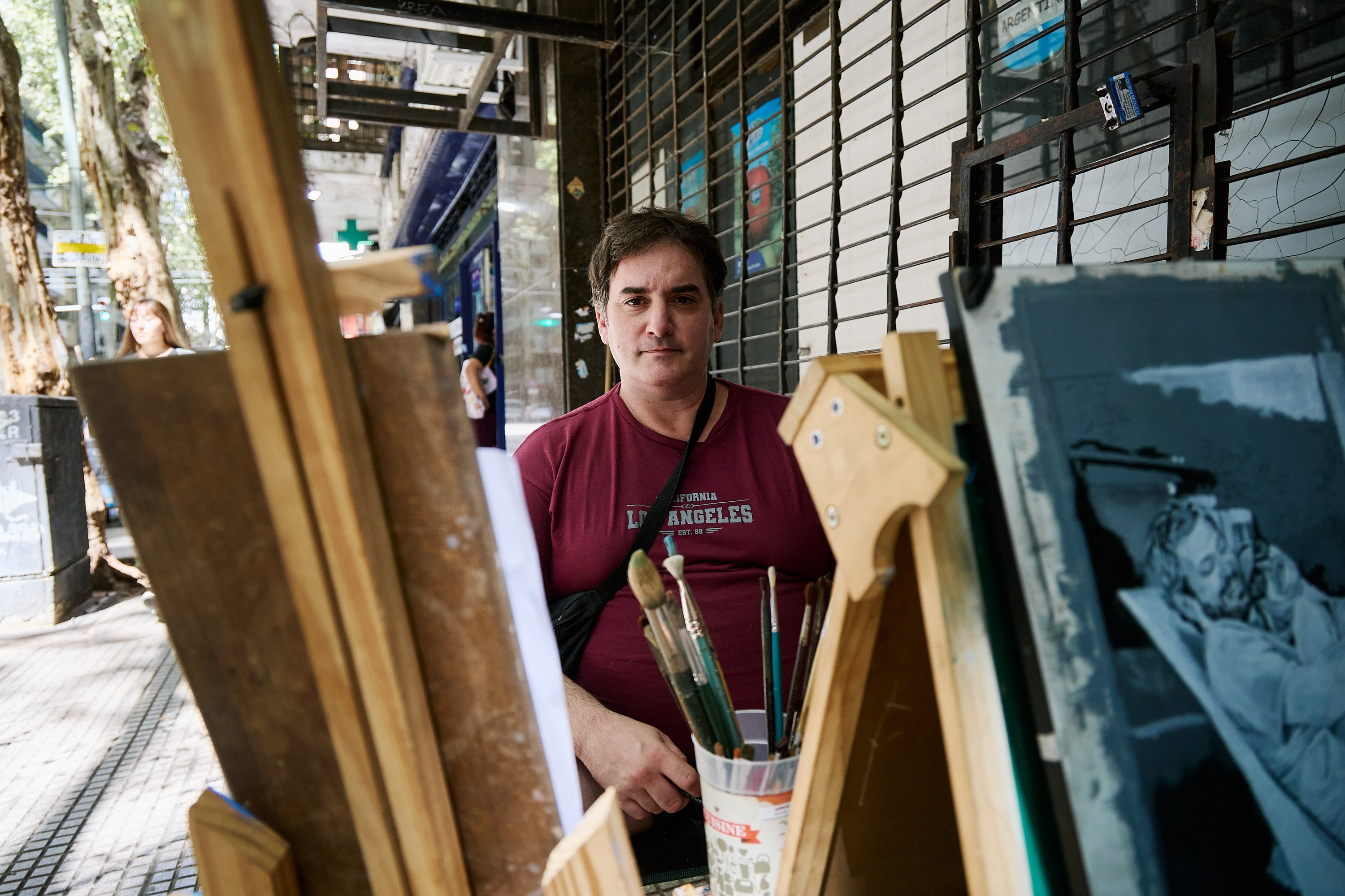 “Era como si no existiera”: la historia de Juan, el artista sin techo que pinta desde la vereda de Palermo