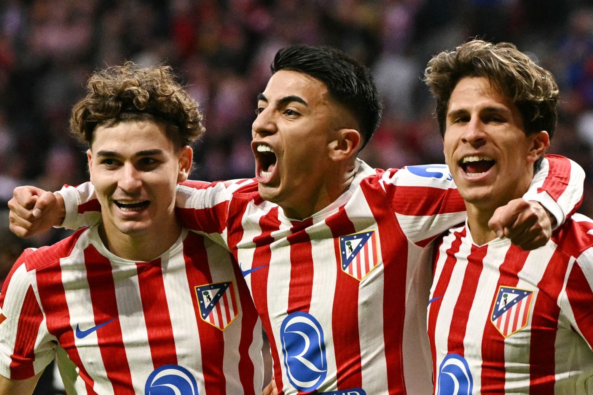 Un trío de selección: Thiago Almada celebra junto a Julián Alvarez y Giuliano Simeone