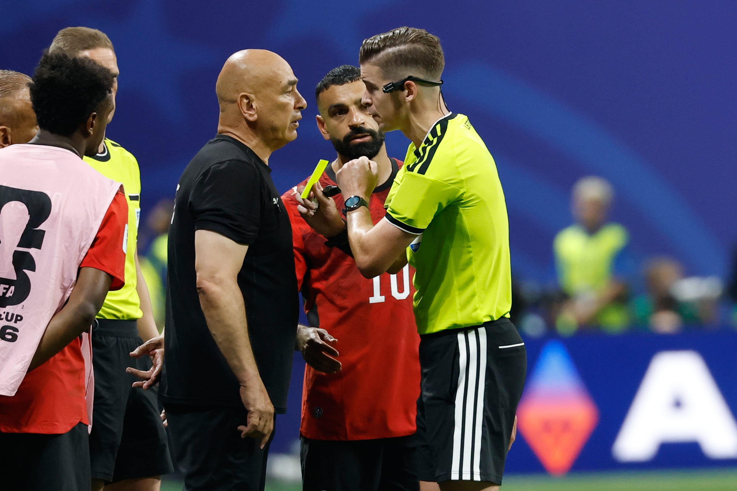 El técnico de Egipto Hossam Hassan es amonestado por el árbitro francés Francois Letexier durante el partido contra Argentina por los octavos de final del Mundial, el martes 7 de julio de 2026. (AP Foto/Erik S. Lesser)