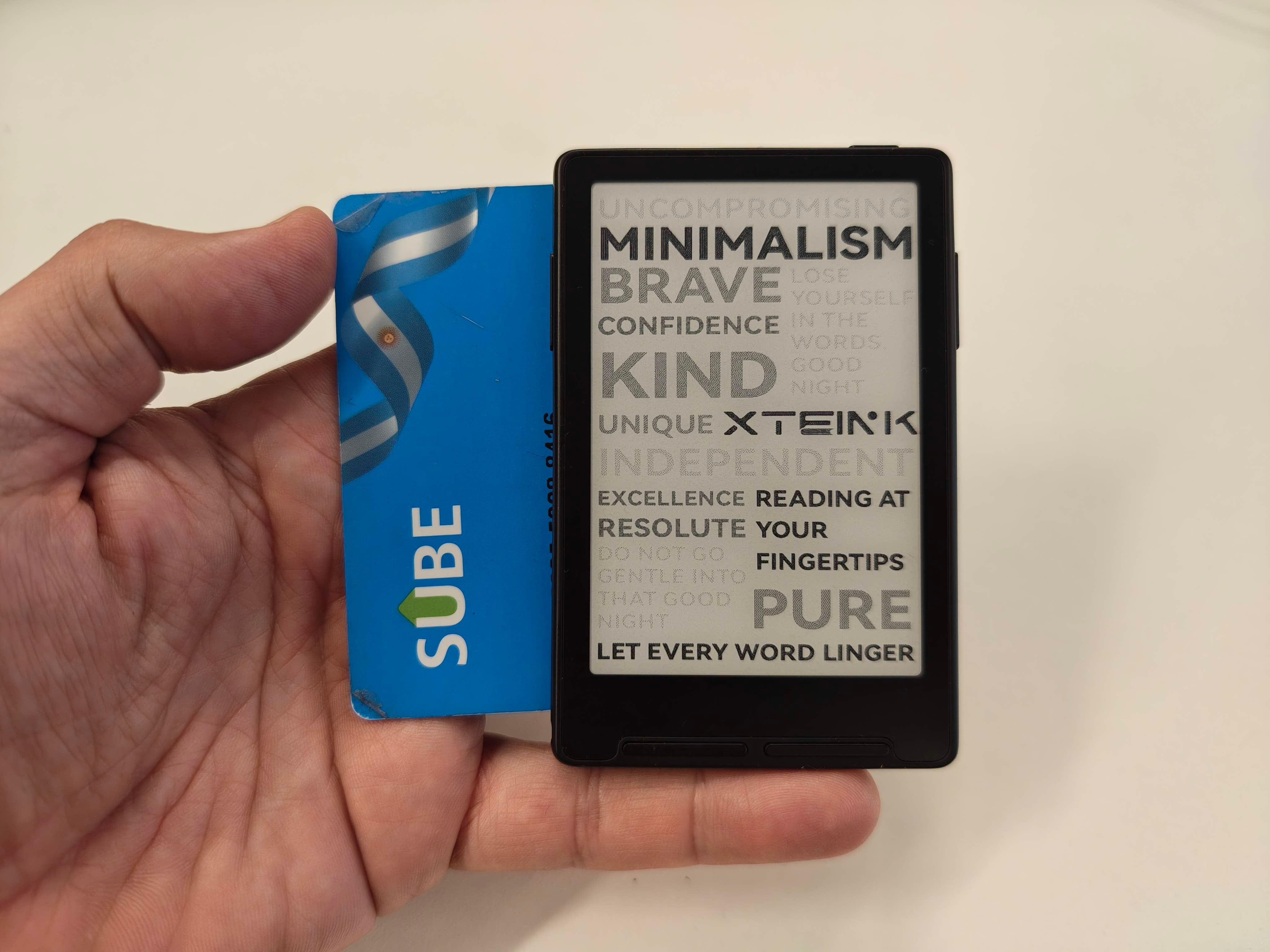 El Xteink X3 es un minúsculo lector de ebooks, con una pantalla de tinta electrónica de 3,7 pulgadas, 58 gramos de peso y 5,1mm de grosor