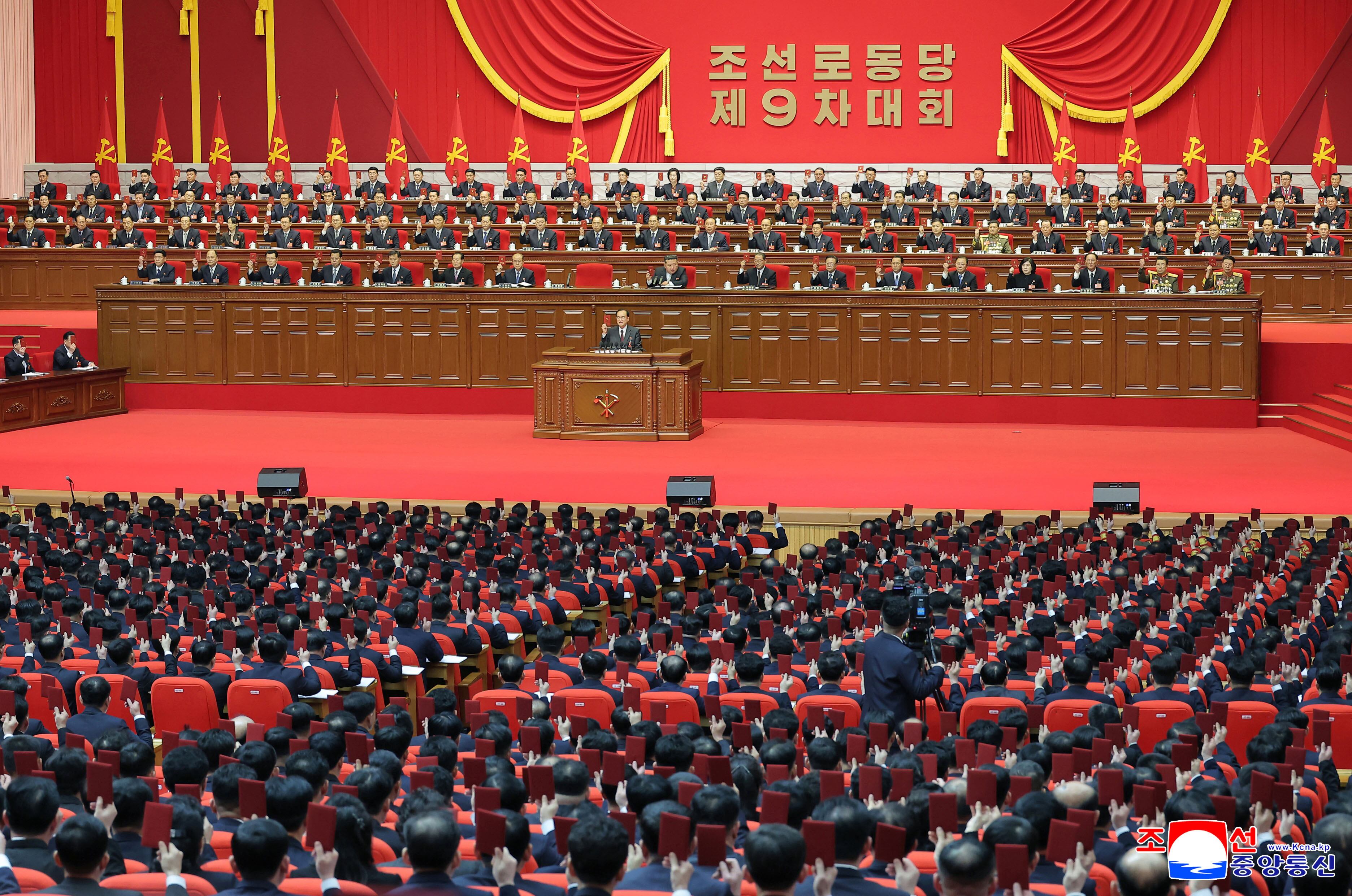 Esta foto, proporcionada el lunes 23 de febrero de 2026 por el gobierno norcoreano, muestra a su líder Kim Jong-un participando en el Congreso del Partido de los Trabajadores, el domingo 22 de febrero de 2026, en Pyongyang (Agencia Central de Noticias de Corea/Servicio de Noticias de Corea vía AP)