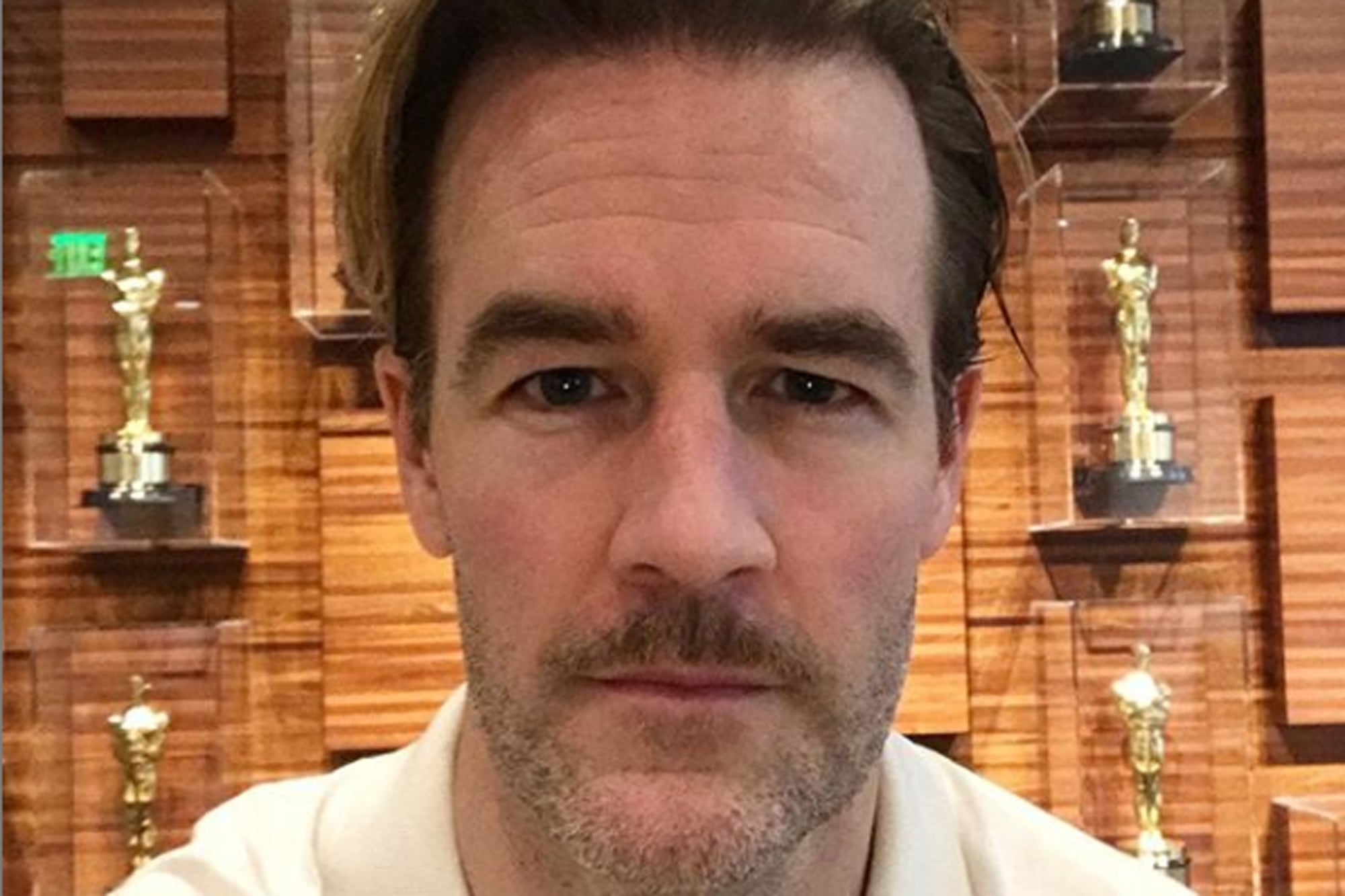 El actor James Van Der Beek vende una icónica camiseta para recaudar fondos para su tratamiento contra el cáncer