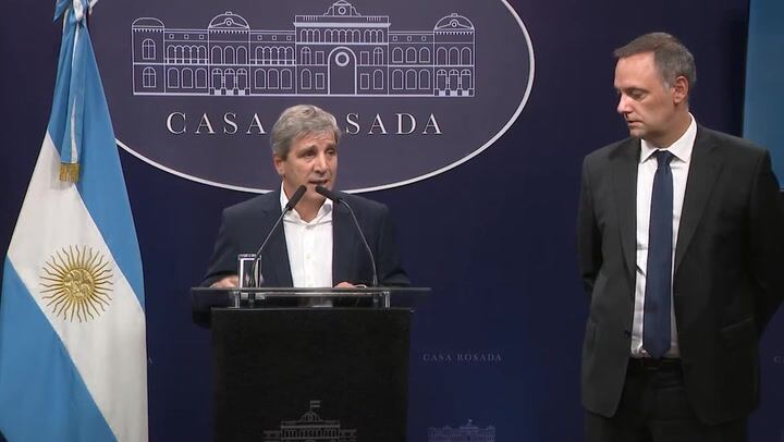 Luis Caputo y Manuel Adorni anunciaron la baja temporal de las retenciones al campo