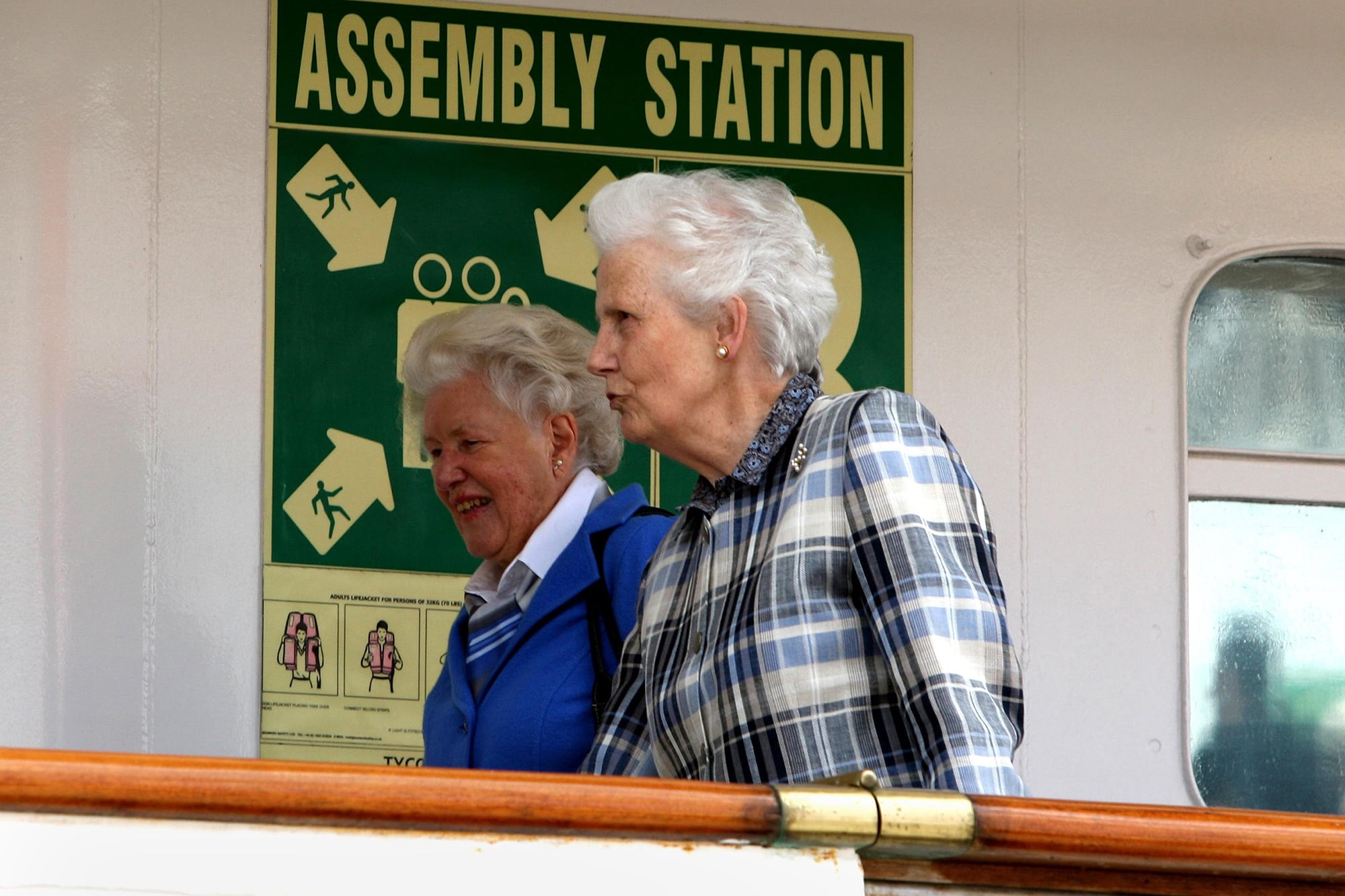 Mabel junto a Mary Morrison, dama de compañía de la reina, a bordo del barco que llevará a la Familia Real de vacaciones