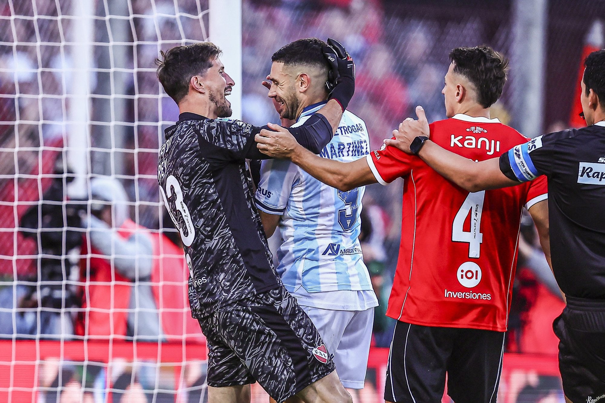 El encuentro entre Rey y Martínez apenas el balón superó el poste superior: ambos sonrieron, en medio de la frustración del 9 y el festejo del arquero.