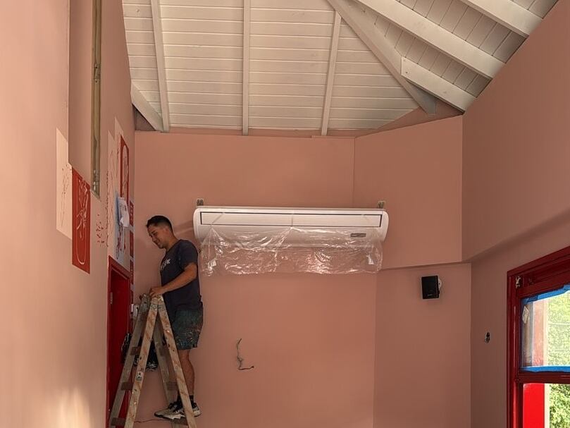 Todavía quedan señales de la casa original, por ejemplo, los techos altos inclinados en el piso superior