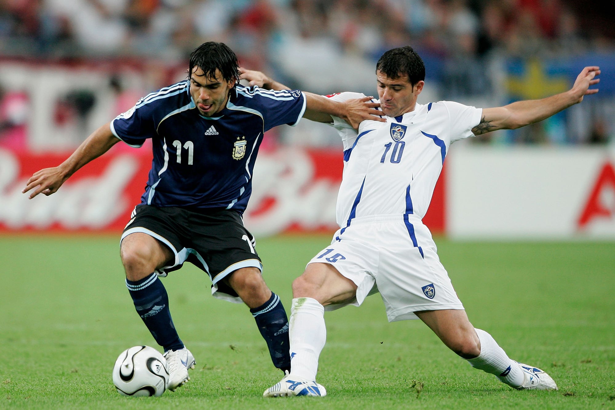 La participación con Serbia y Montenegro quedaría marcada por la famosa goleada ante la Argentina; en la imagen, Stankovic marca a Carlos Tevez