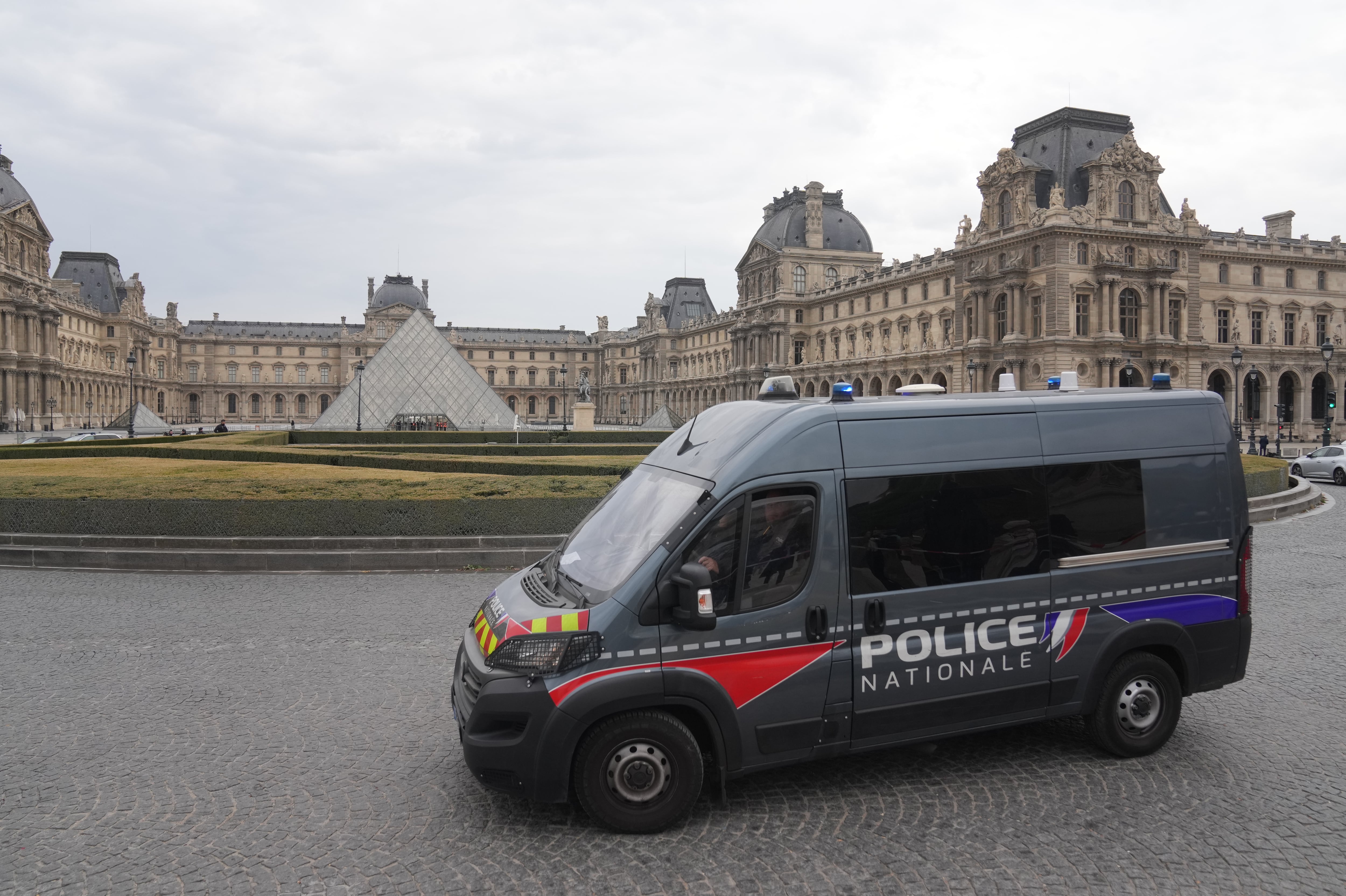 Una camioneta de la policía patrulla el patio del museo del Louvre