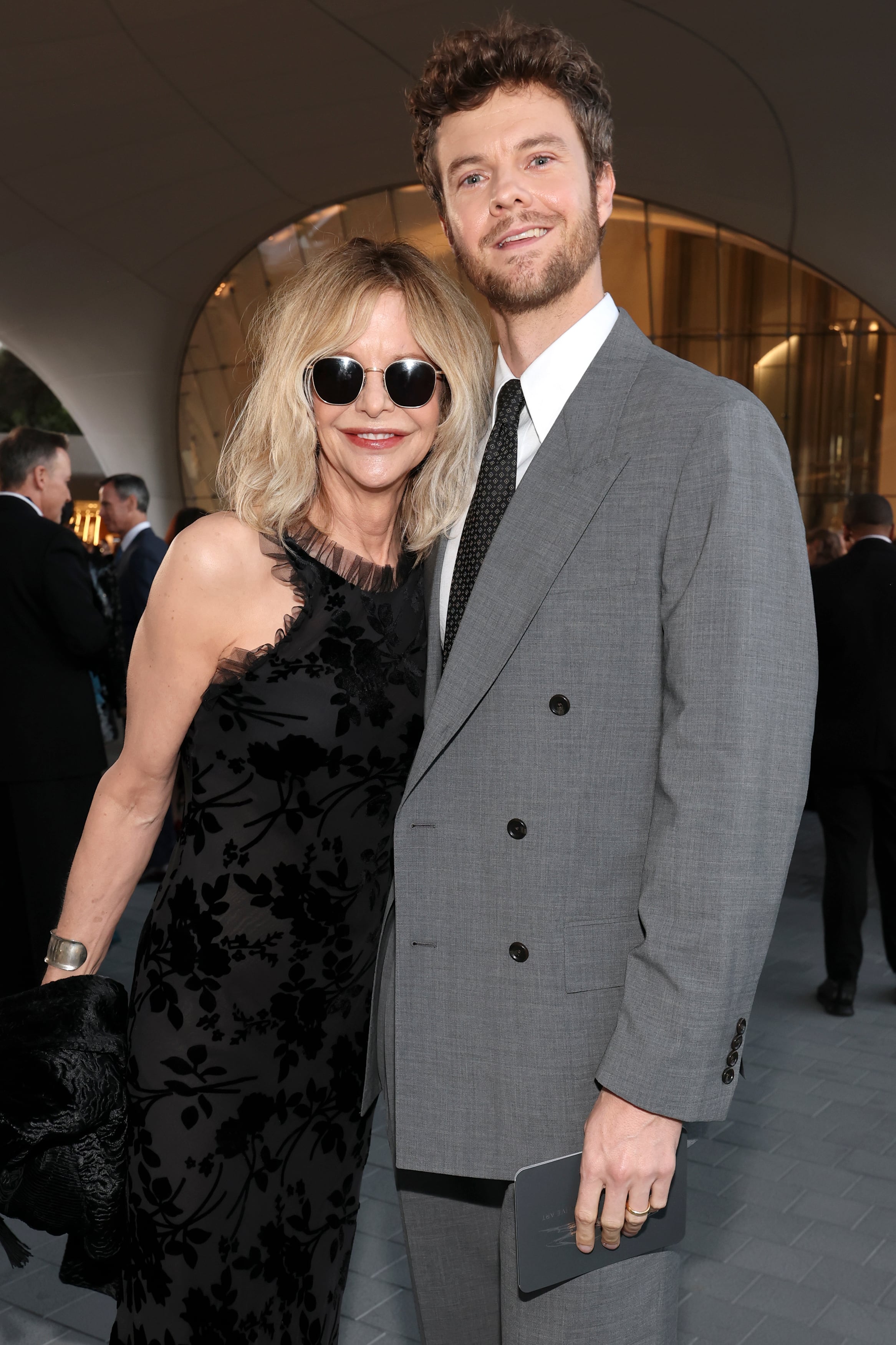 Meg Ryan posa sonriente junto a su hijo Jack Quaid